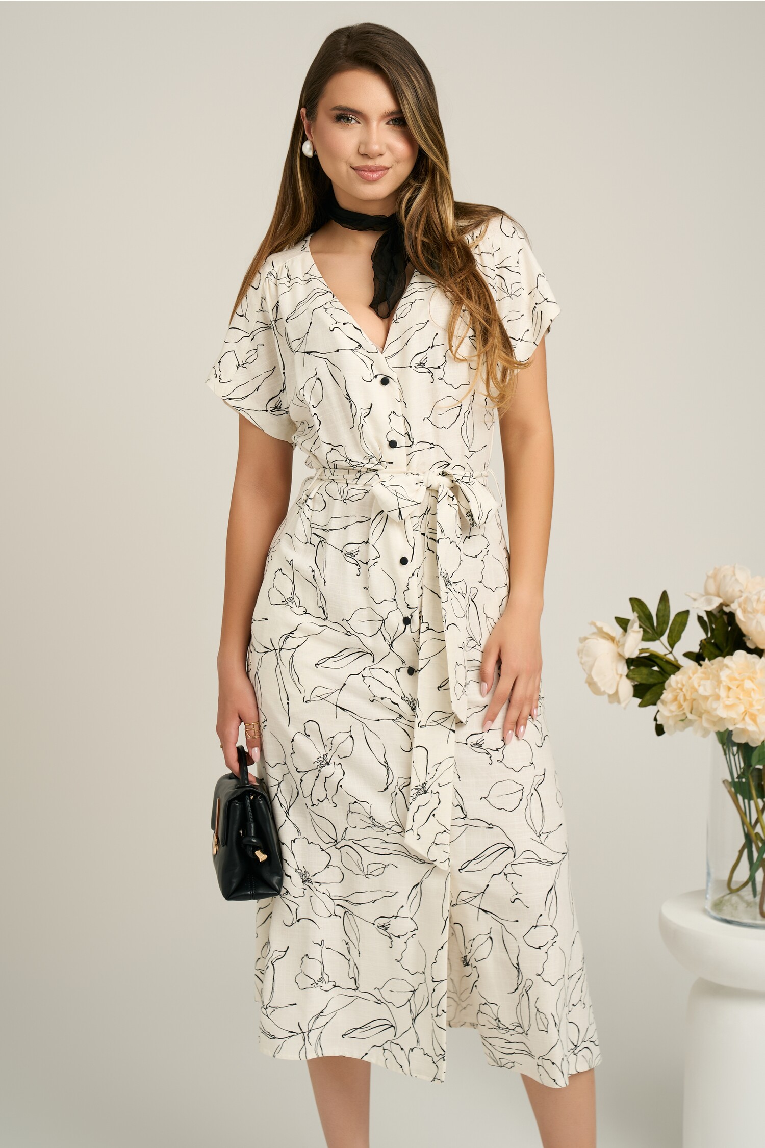 Rochie midi din stofa alba cu imprimeuri negre si cordon in talie