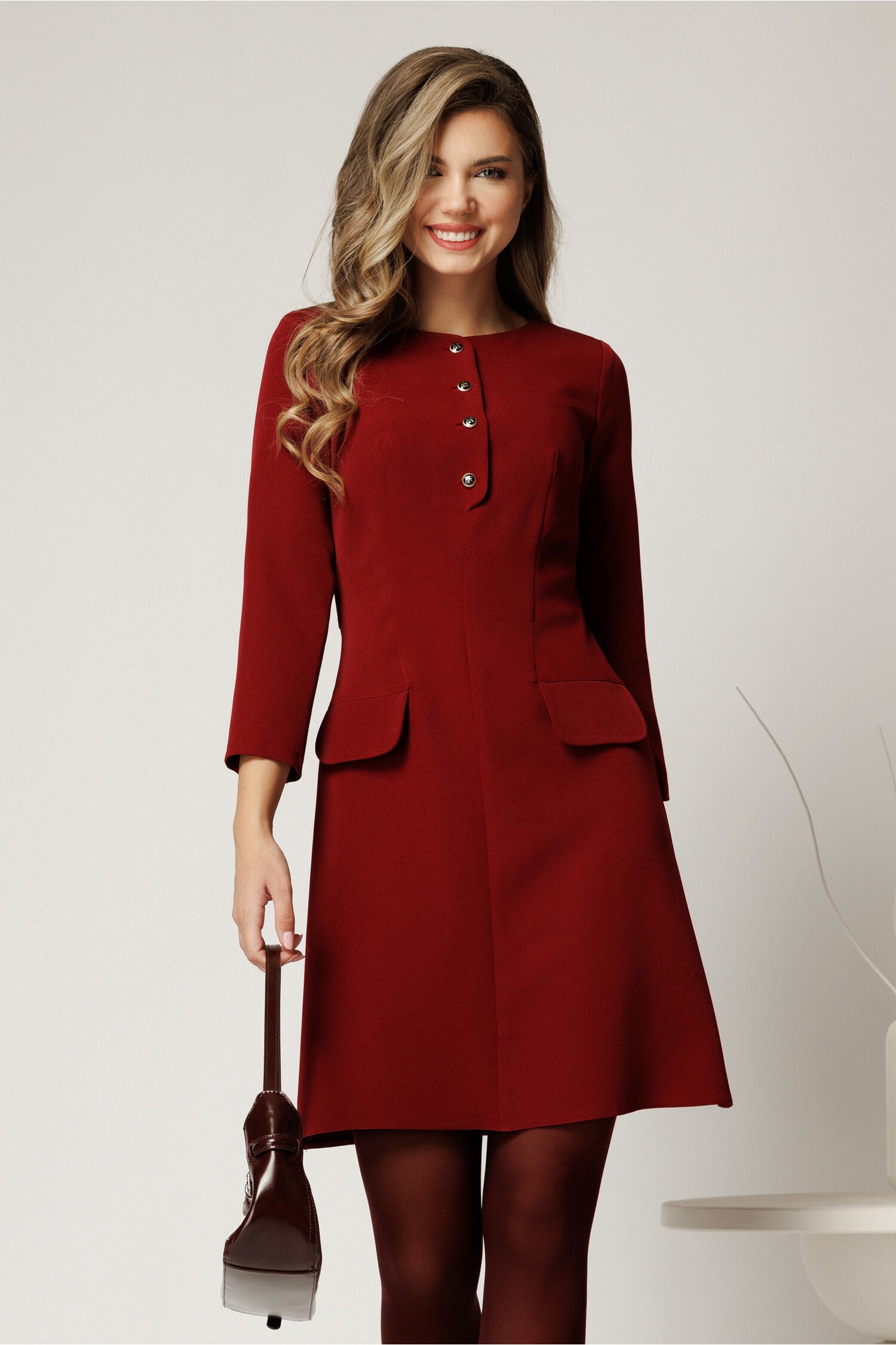 Rochie midi din stofa bordo cu nasturi la decolteu