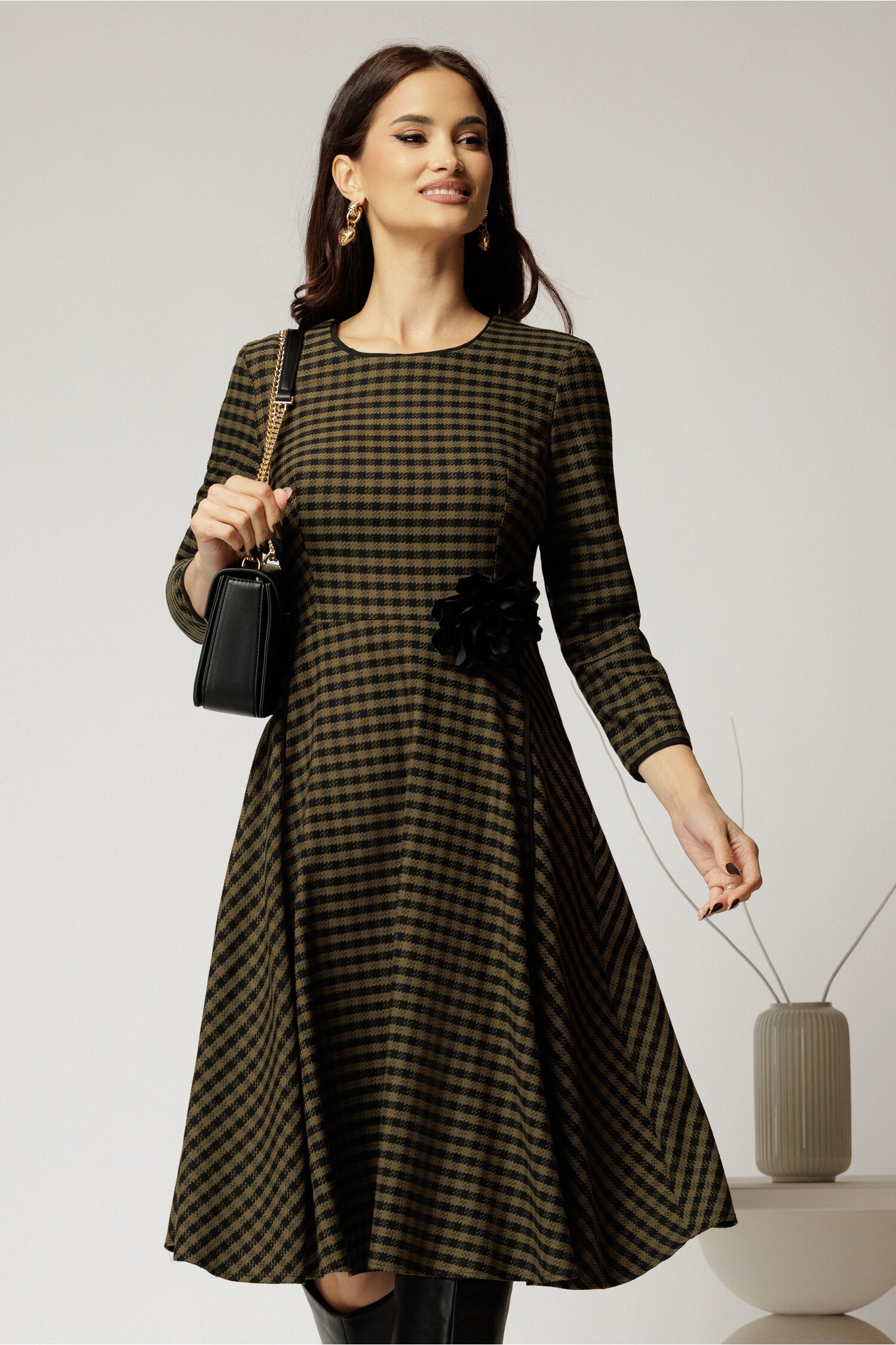 Rochie midi din stofa carou kaki si finisaje negre