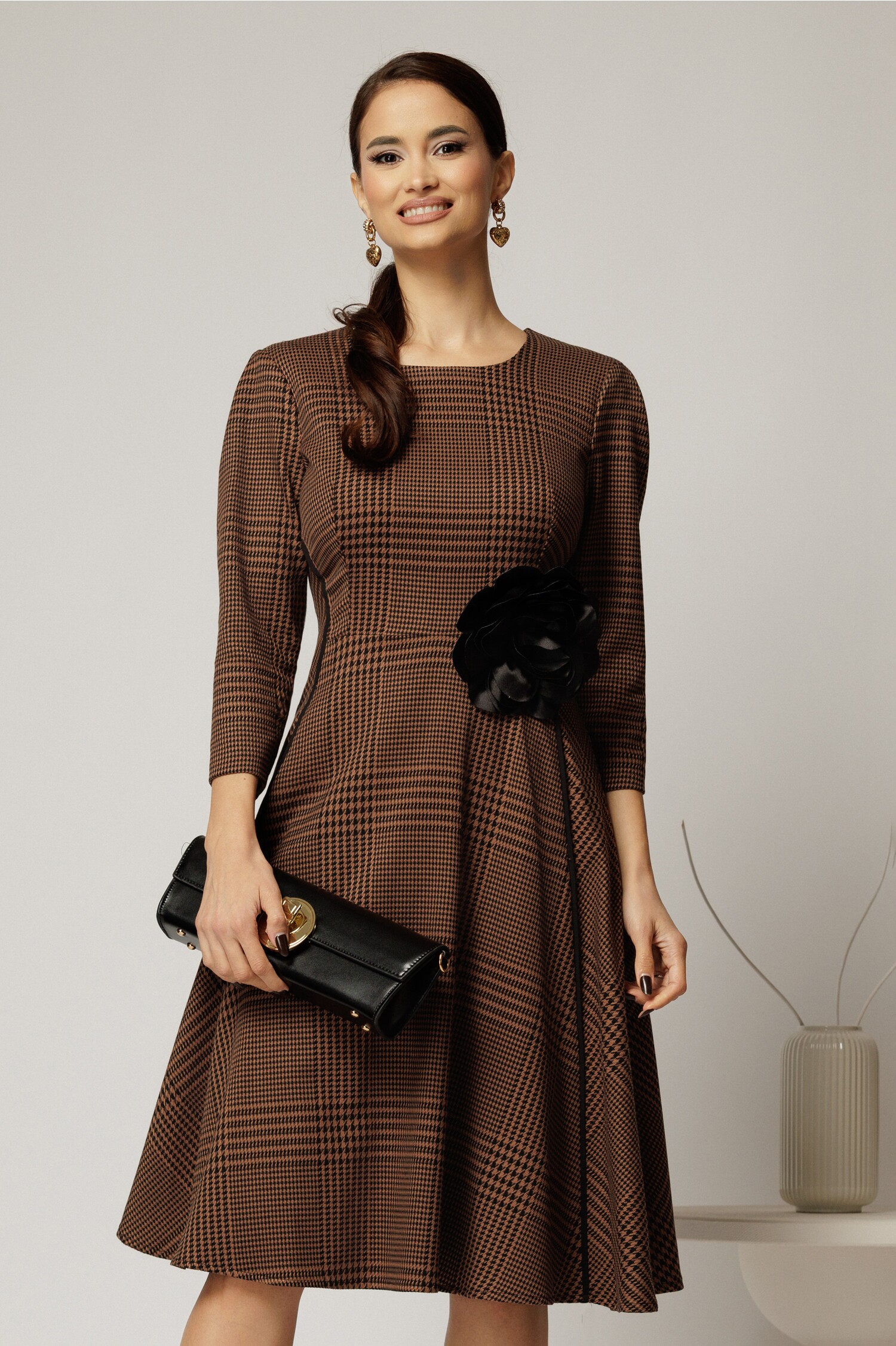 Rochie midi din stofa carou maro si finisaje negre