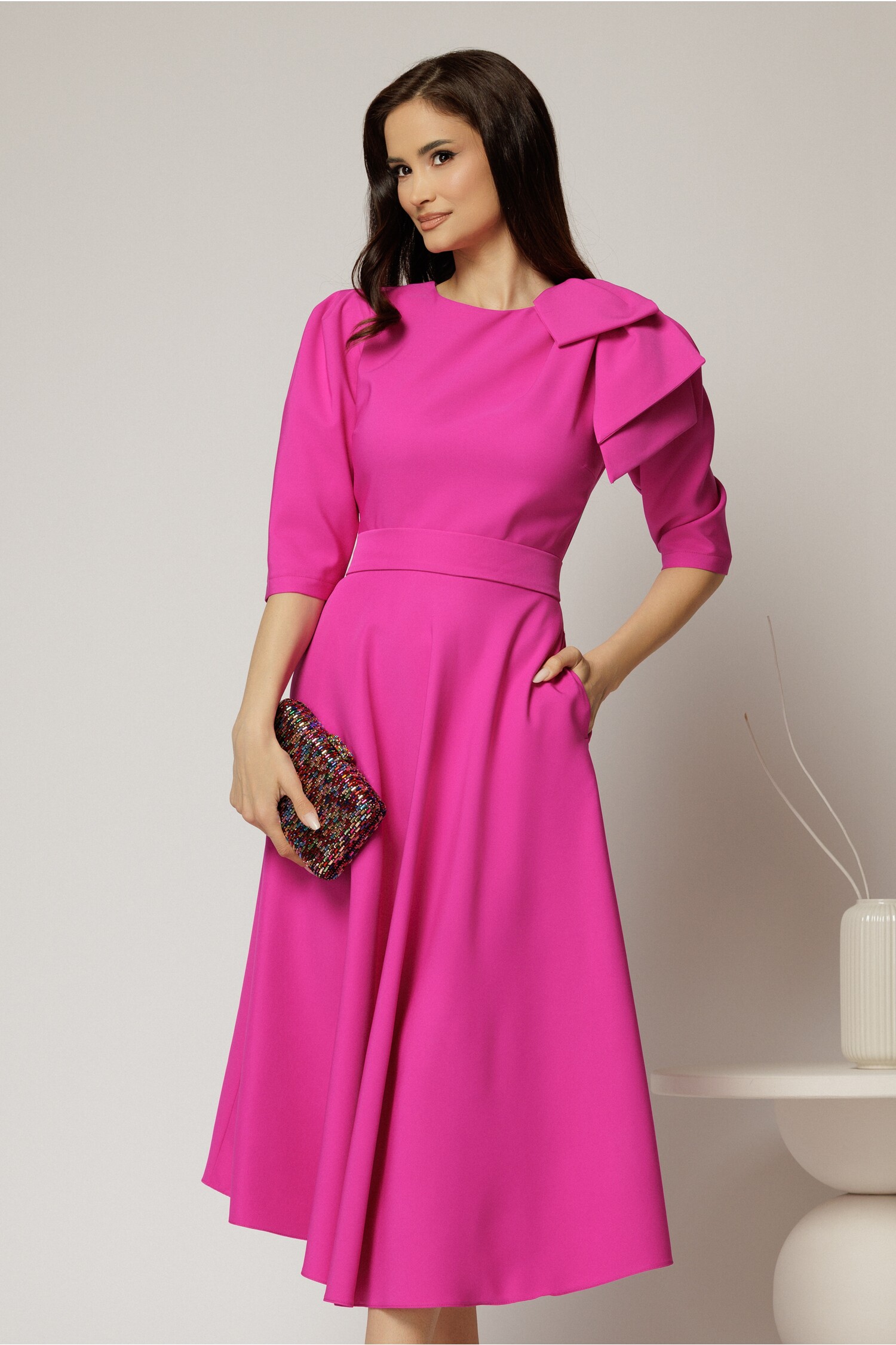 Rochie midi fucsia clos cu funda ampla pe umar si cordon detasabil