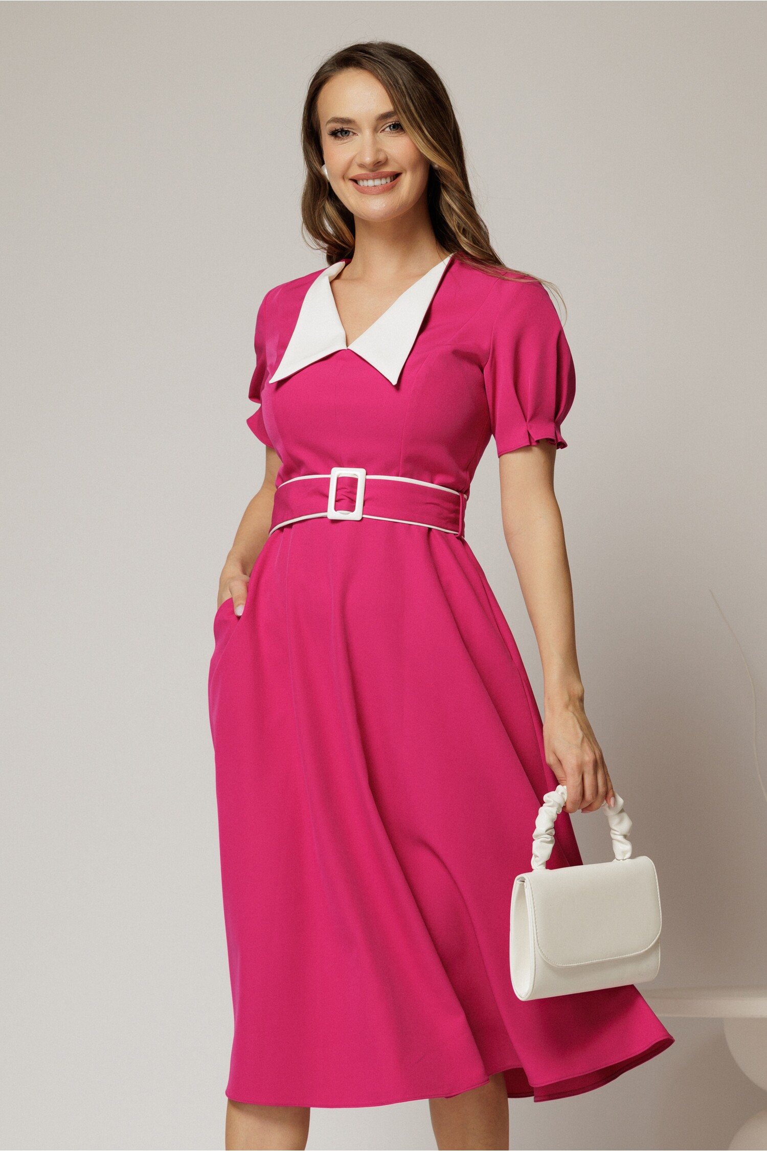 Rochie midi fucsia cu guler alb in contrast si cordon cu insertii