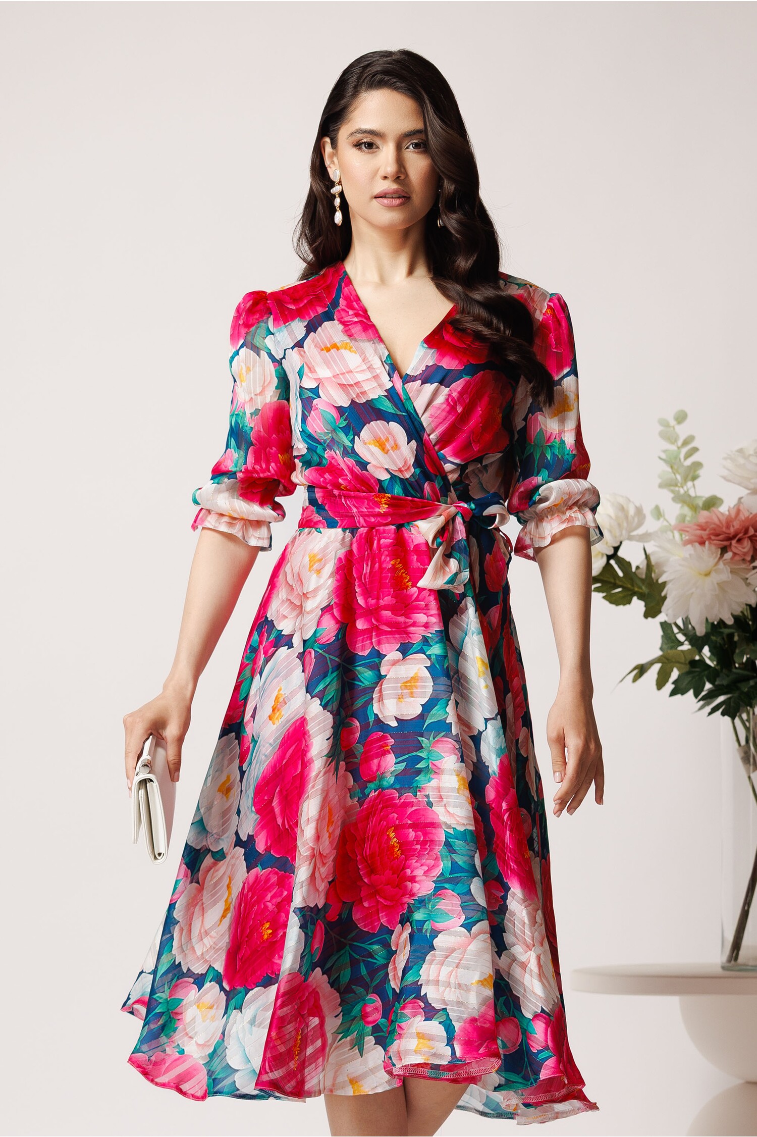 Rochie midi fucsia cu trandafiri din voal in clos cu cordon in talie