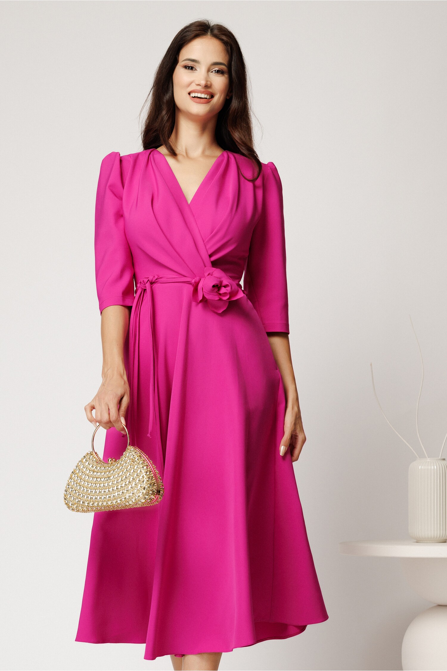 Rochie midi fucsia din stofa in clos cu floare in talie