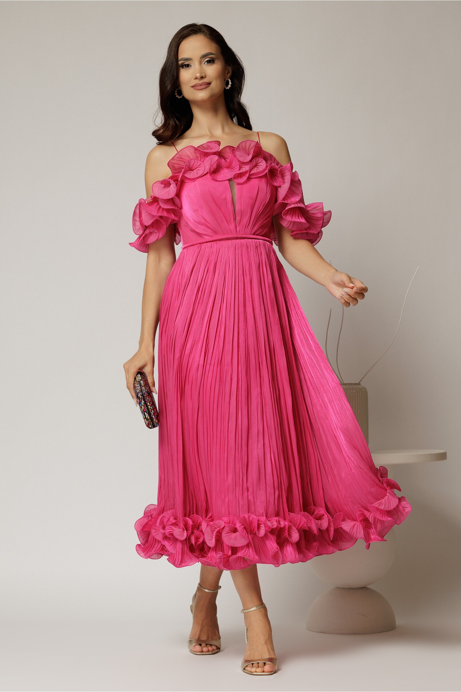 Rochie midi fucsia in clos din voal satinat cu volanase la bust si la baza