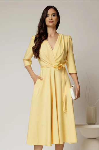 Rochie midi galbena din stofa in clos cu floare in talie
