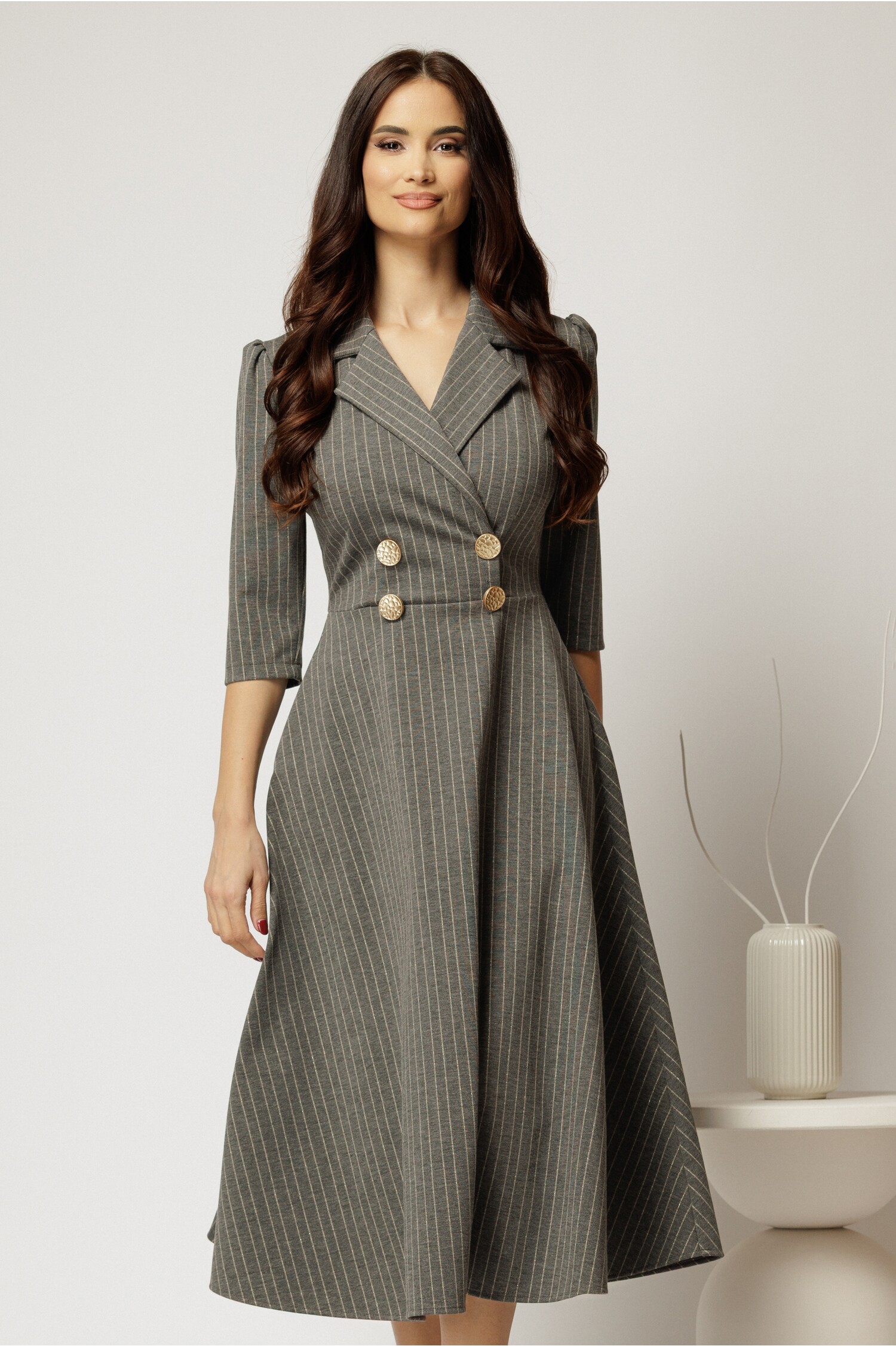 Rochie midi gri cu glitter cu bustul petrecut si nasturi decorativi