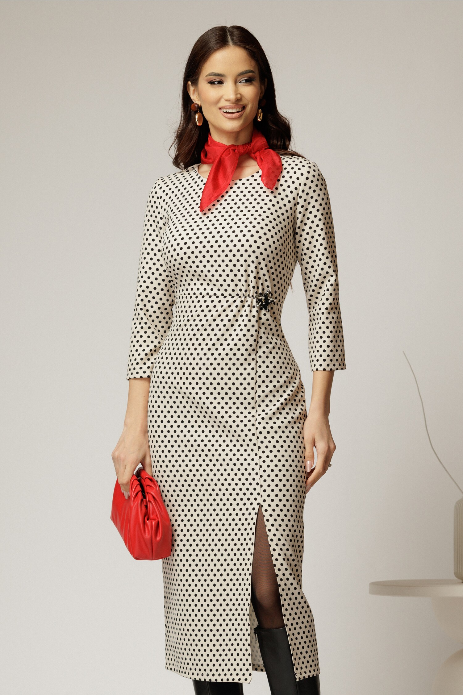 Rochie midi ivoar cu buline negre si detaliu pe talie