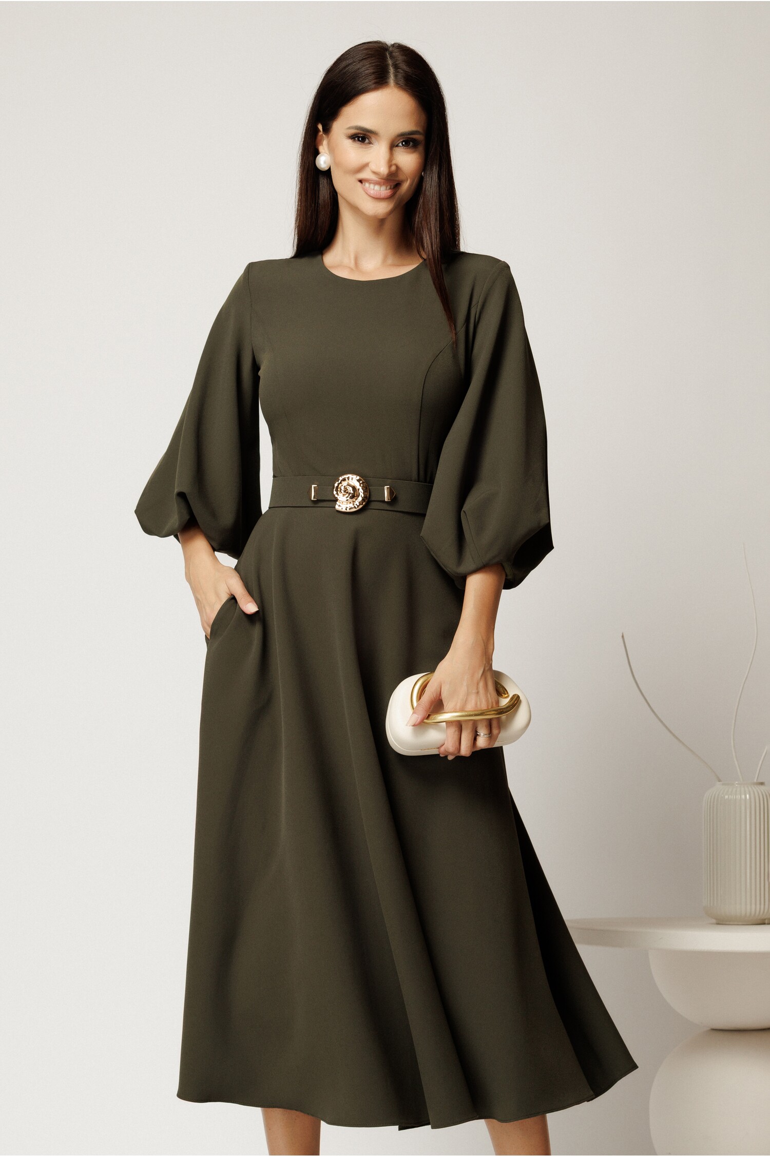 Rochie midi kaki din crep in clos cu maneci bufante si curea in talie