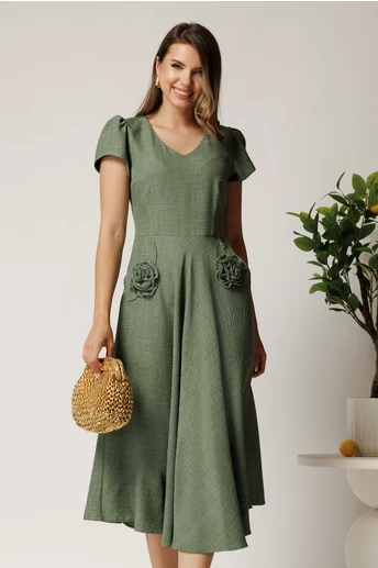 Rochie midi kaki din material fluid in clos cu trandafiri pe buzunare