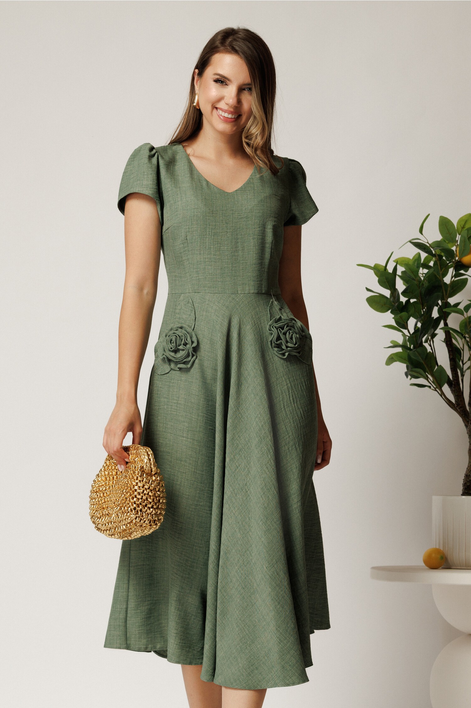 Rochie midi kaki din material fluid in clos cu trandafiri pe buzunare