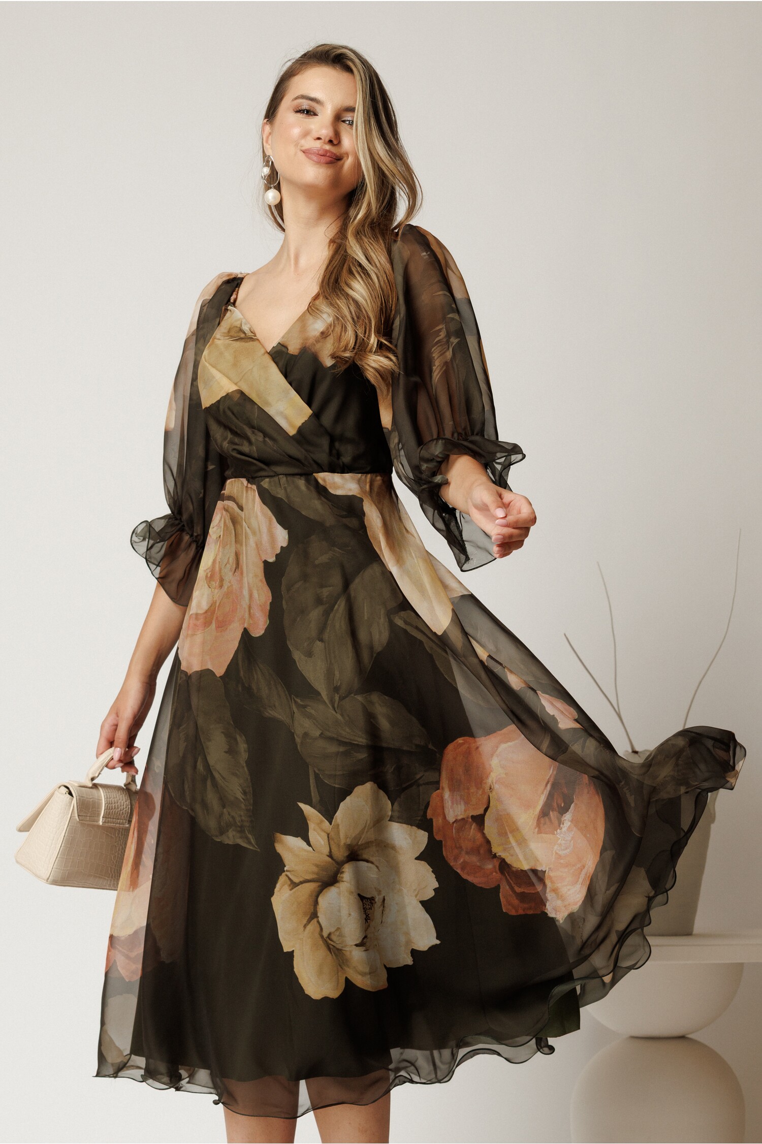 Rochie midi kaki din voal in clos cu imprimeuri florale maro