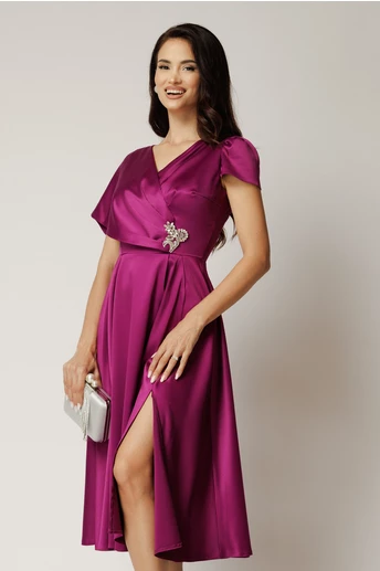 Rochie midi magenta din satin in clos cu accesoriu din strasuri in talie
