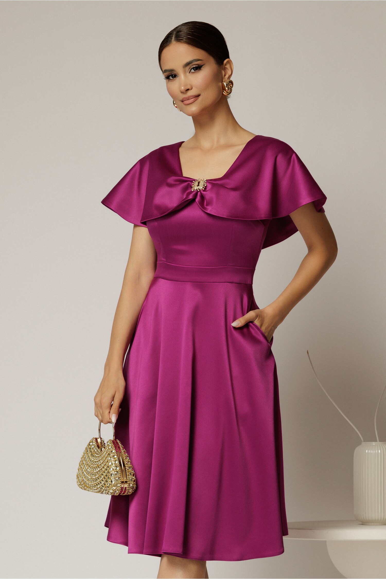 Rochie midi magenta din tafta cu decolteu barcuta si brosa