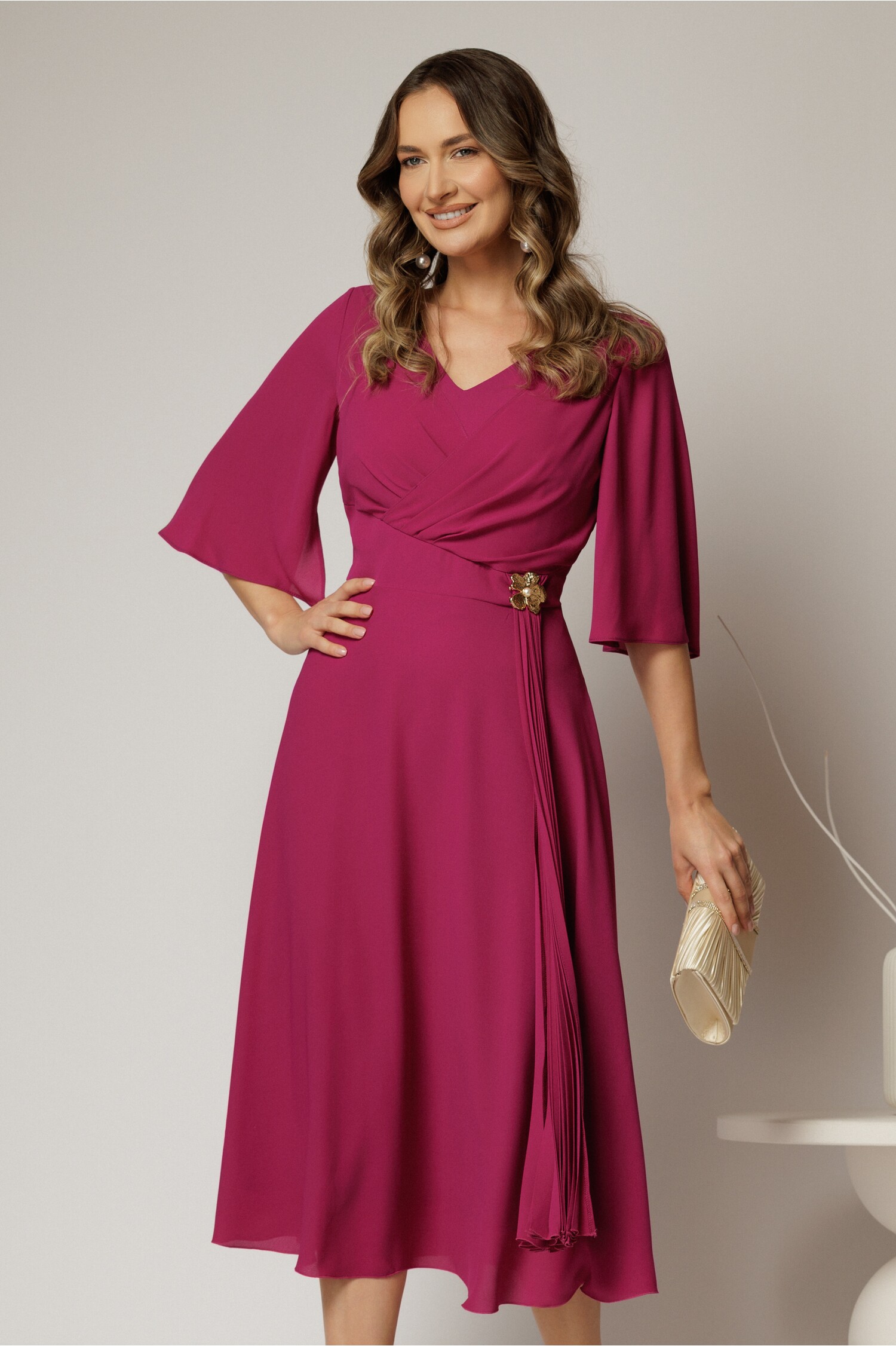 Rochie midi magenta din triplu voal cu decolteu in V si maneci scurte evazate