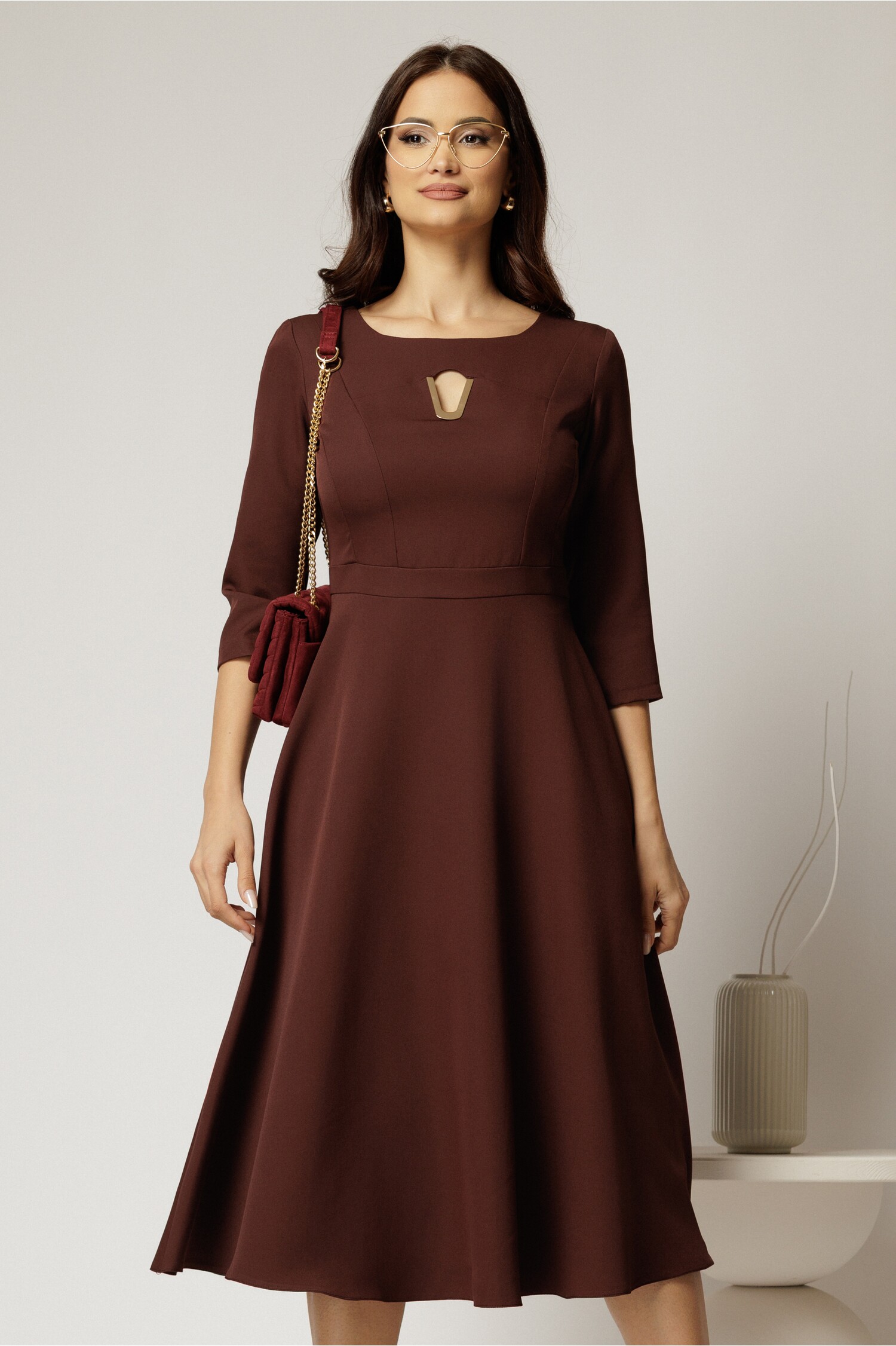 Rochie midi maro clos cu decupaj metalic la bust