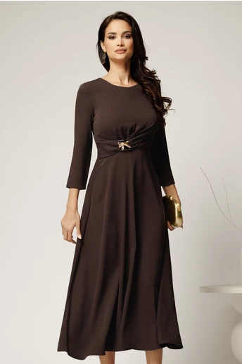 Rochie midi maro din crep in clos cu fronseu si aplicatie metalica in talie