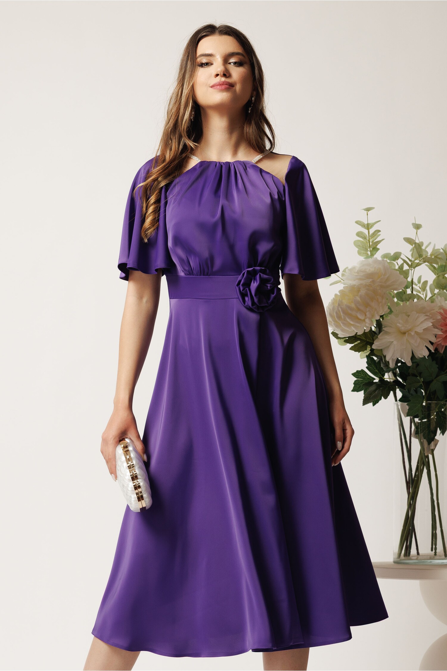 Rochie midi mov din satin in clos cu floare in talie- Moze