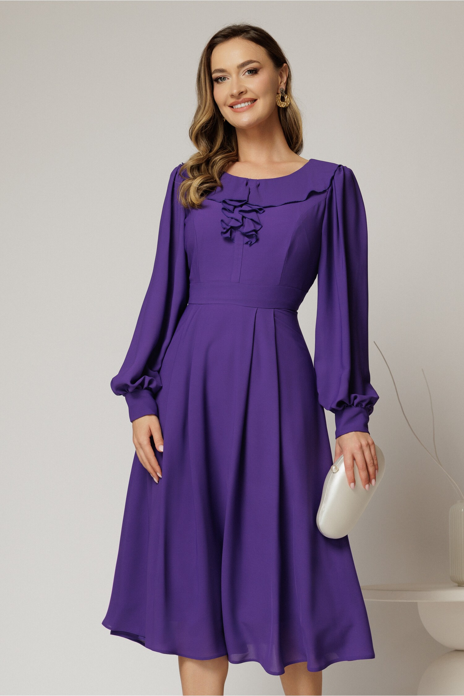 Rochie midi mov din voal plin cu volanase la bust