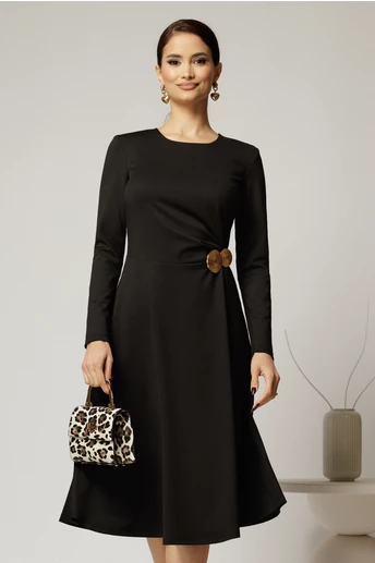 Rochie midi neagra clos cu accesoriu auriu in talie si pliuri