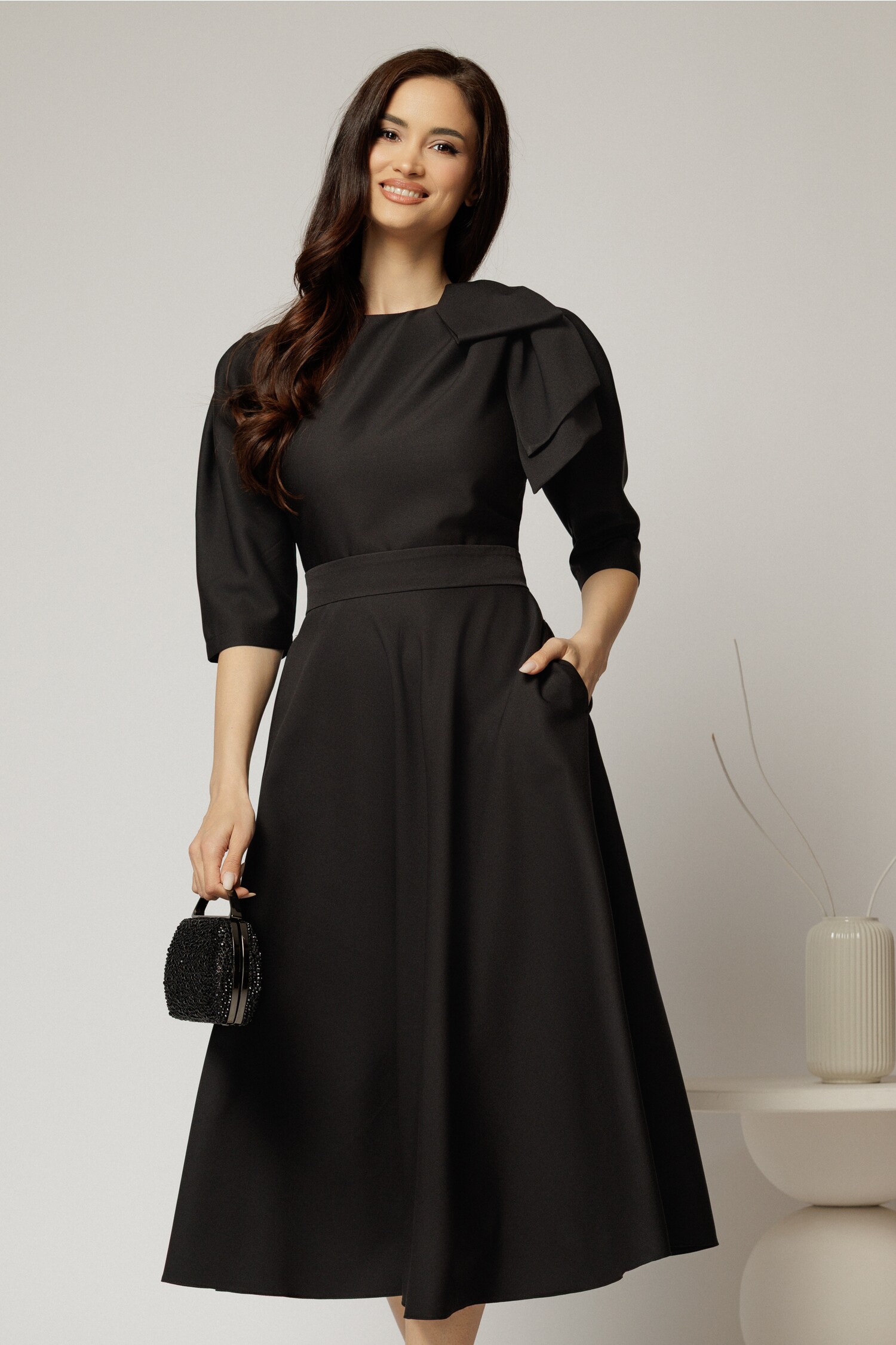 Rochie midi neagra clos cu funda ampla pe umar si cordon detasabil