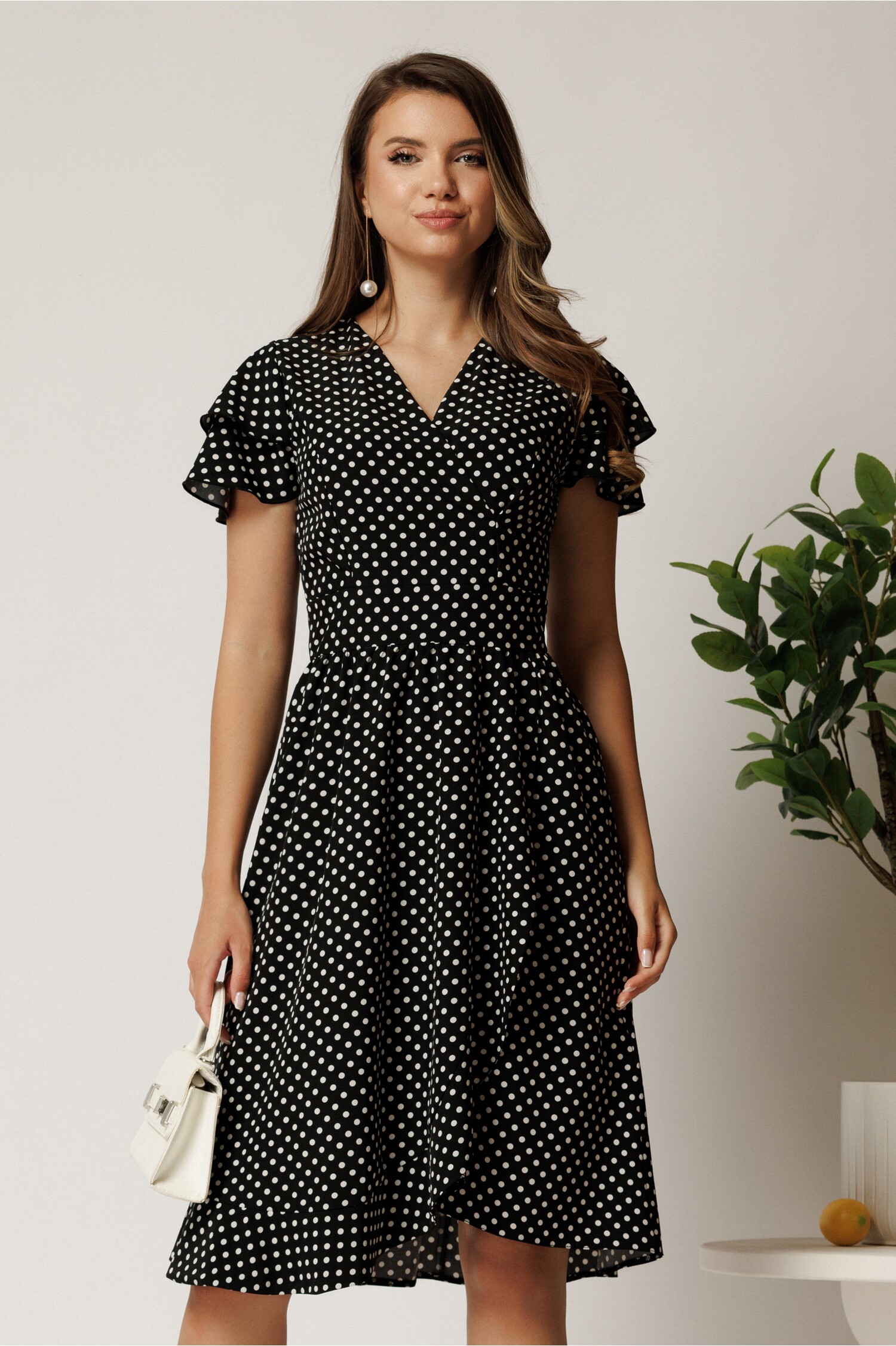 Rochie midi neagra cu buline din triplu voal in clos cu volane la maneci