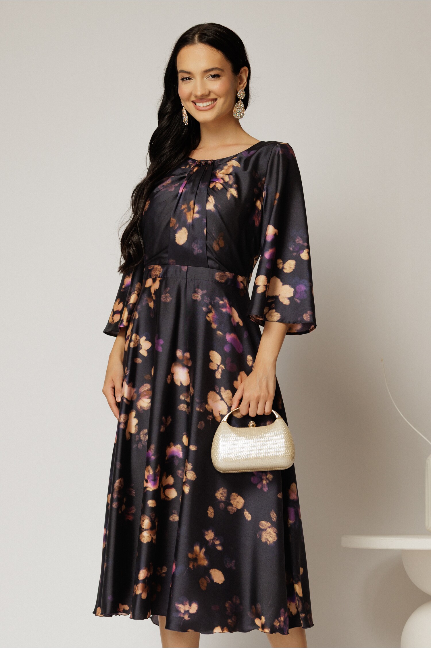 Rochie midi neagra cu imprimeuri mov si detalii la bust