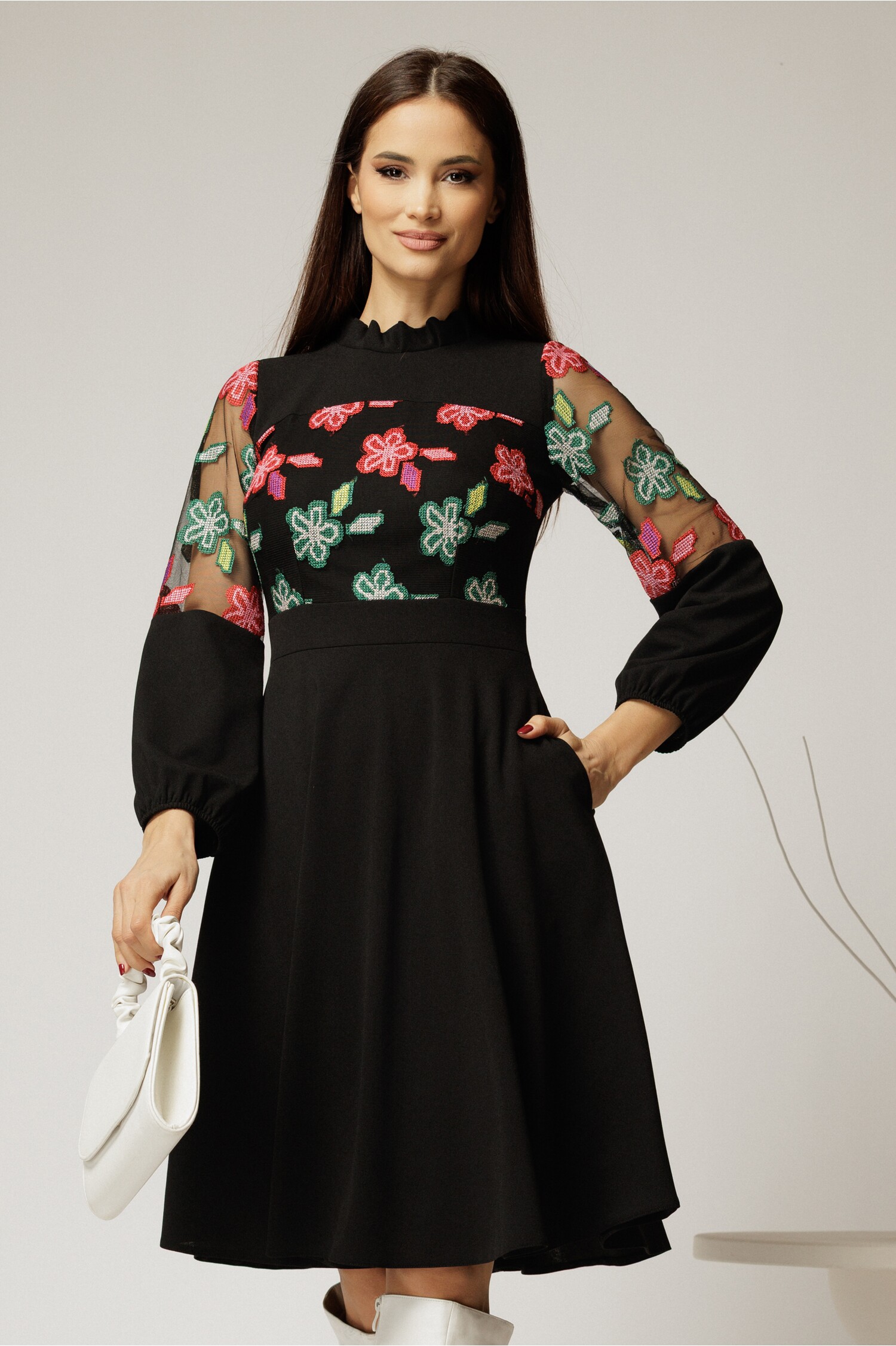 Rochie midi neagra din crep cu broderie la bust