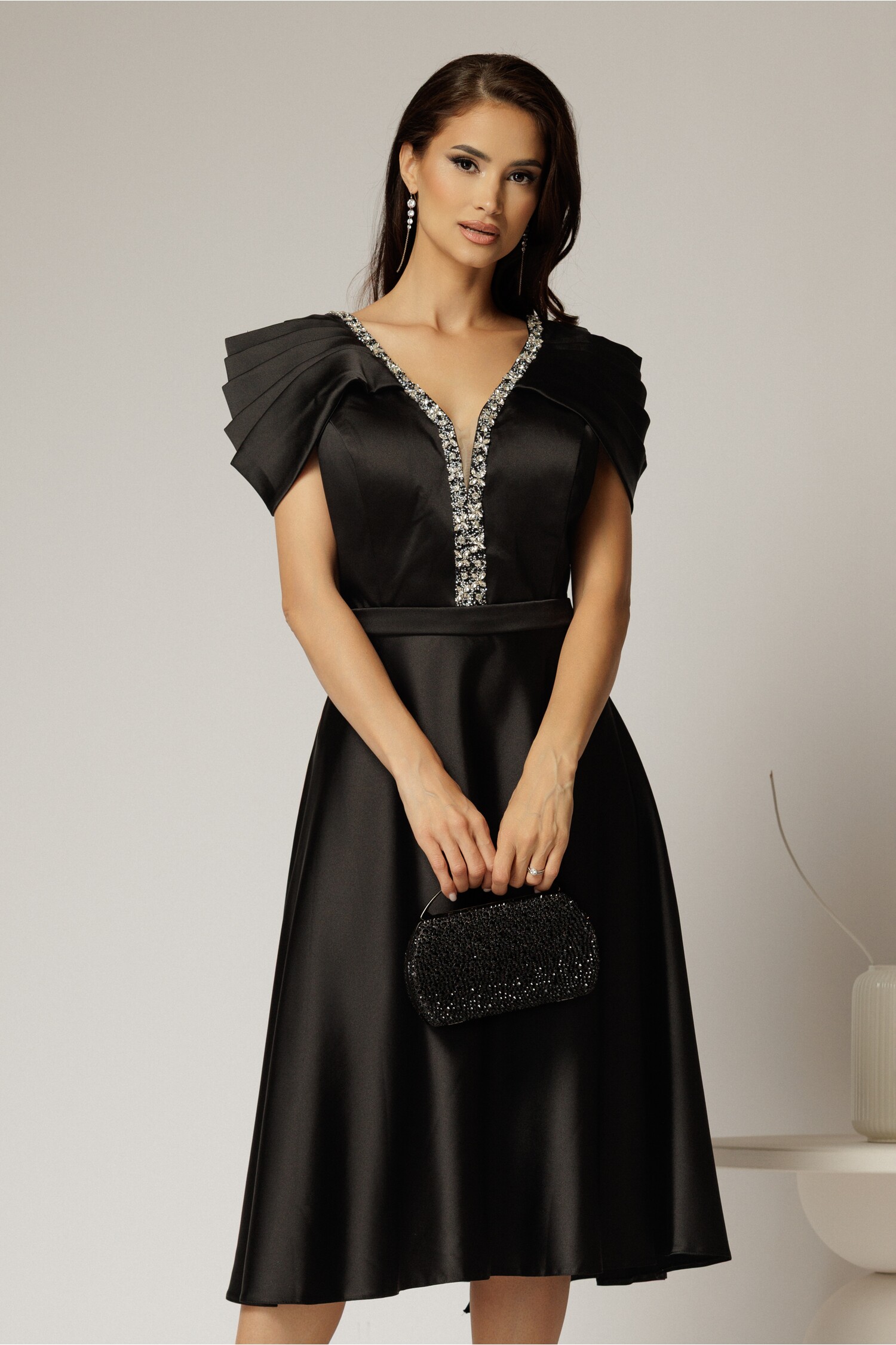 Rochie midi neagra din tafta cu aplicatii la decolteu si pliuri la maneci