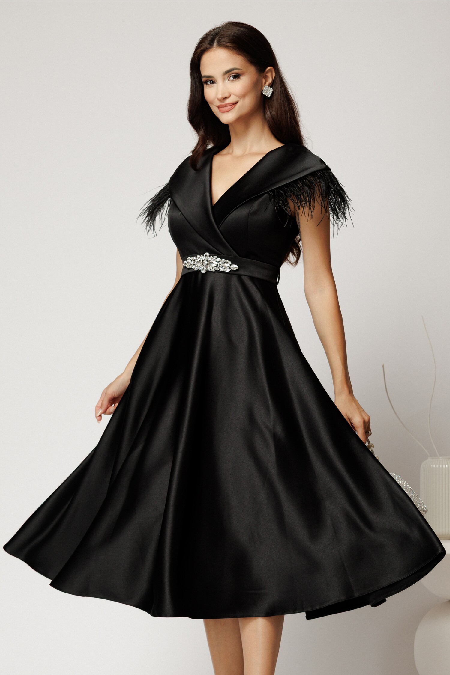 Rochie midi neagra din tafta cu pene la umeri si cordon in talie