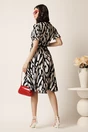 Rochie midi neagra in clos cu imprimeuri albe si curea in talie, 2, dyfashion.ro