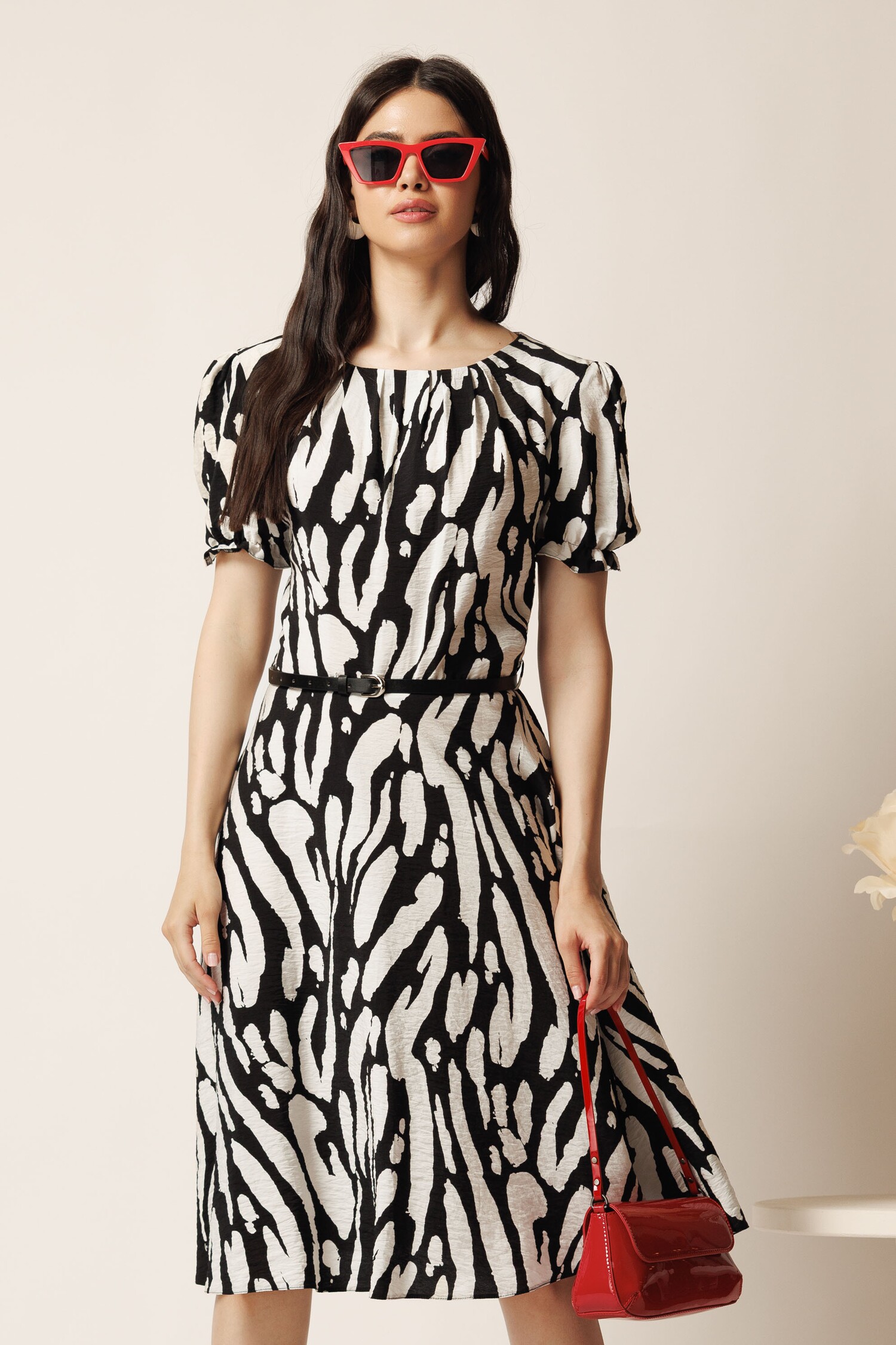 Rochie midi neagra din viscoza in clos cu imprimeuri albe si curea in talie