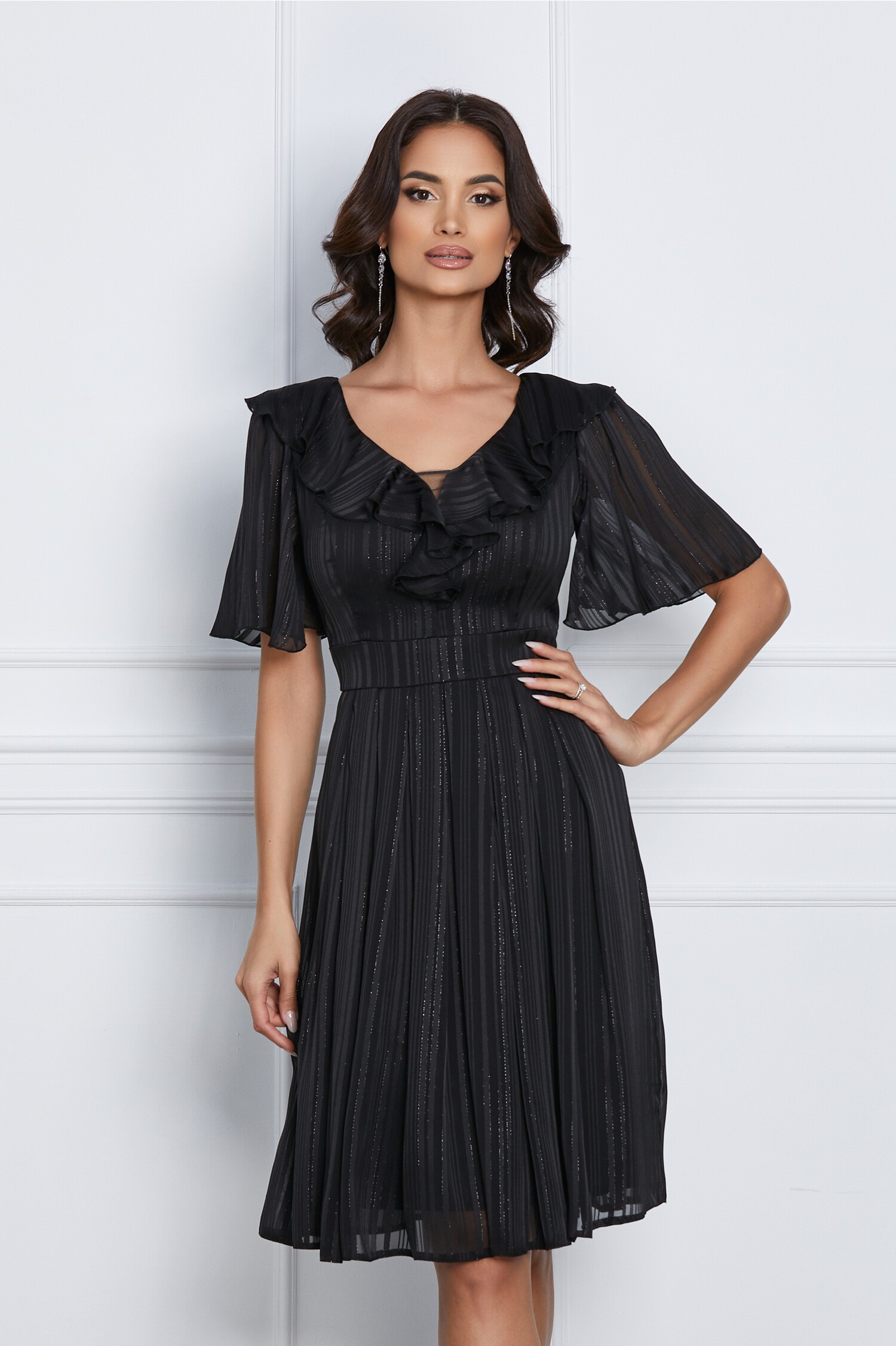 Rochie midi neagra din voal in clos cu insertii din fir lurex si volan la bust