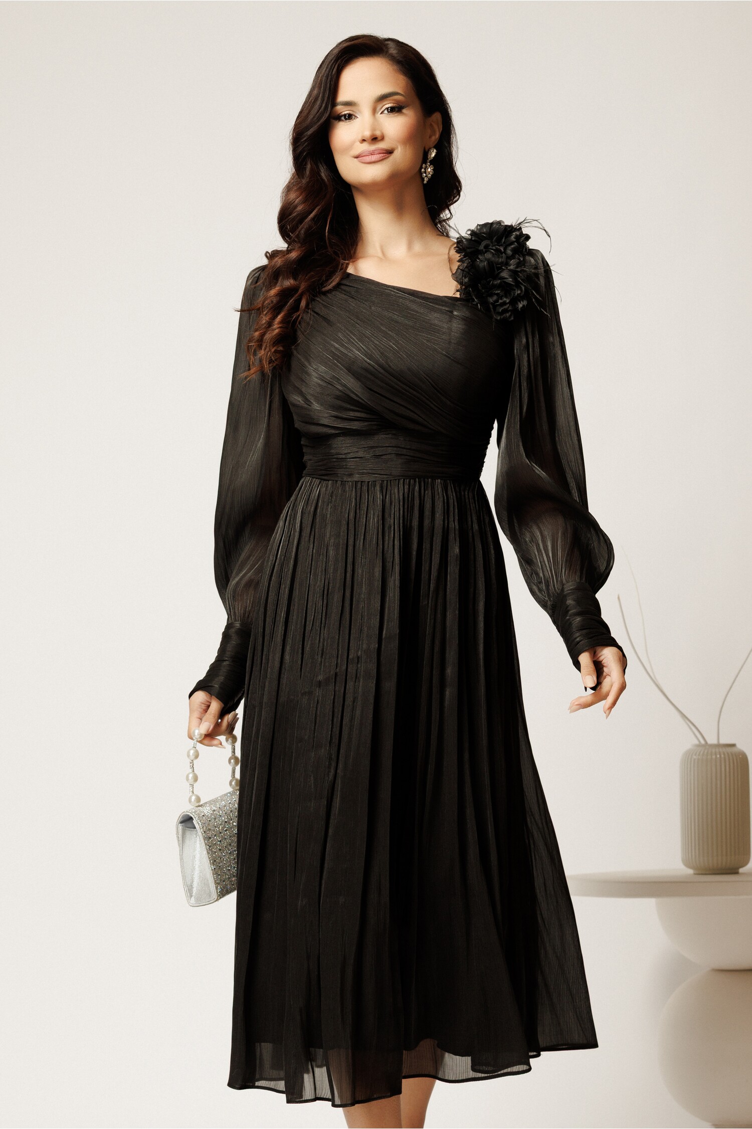 Rochie midi neagra din voal satinat in clos cu floare pe umar