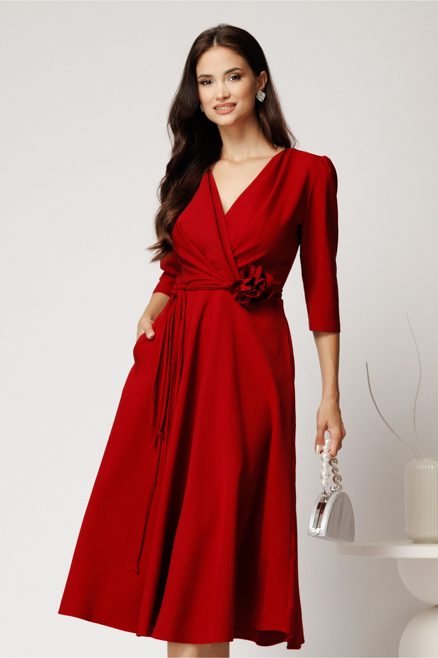 Rochie midi rosie din stofa in clos cu floare in talie