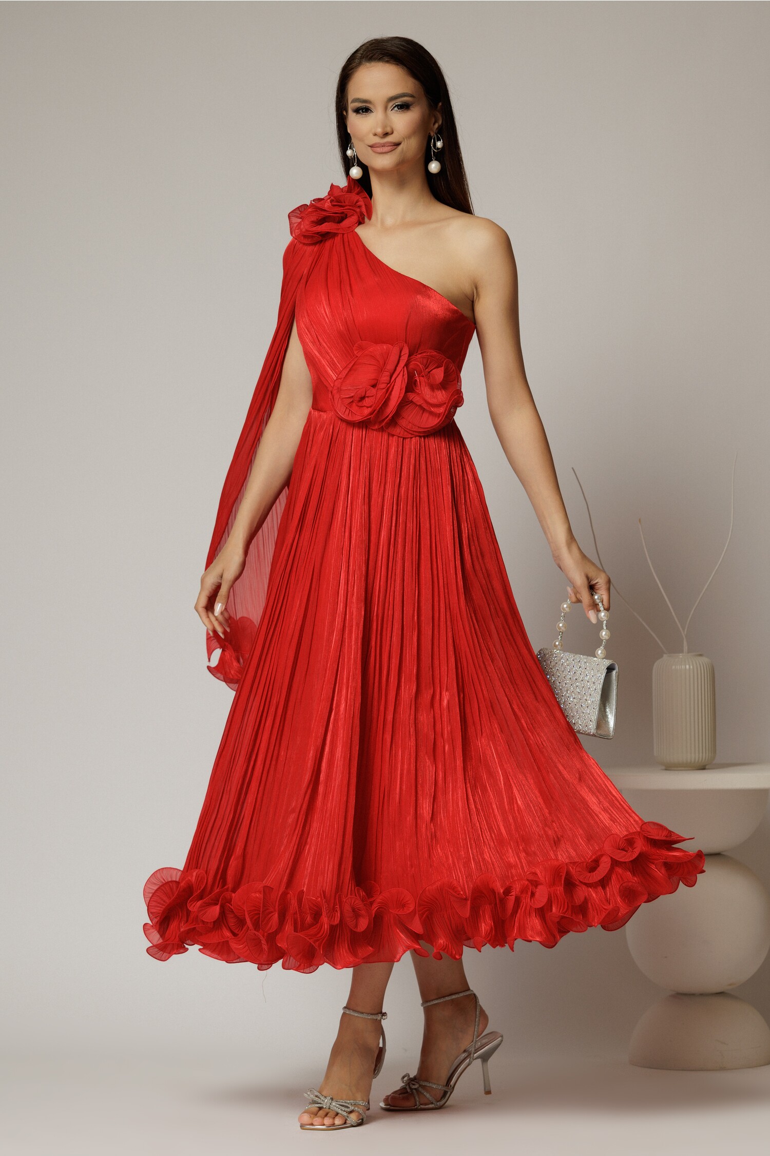 Rochie midi rosie din voal satinat cu volanase la baza si flori in talie si pe umar