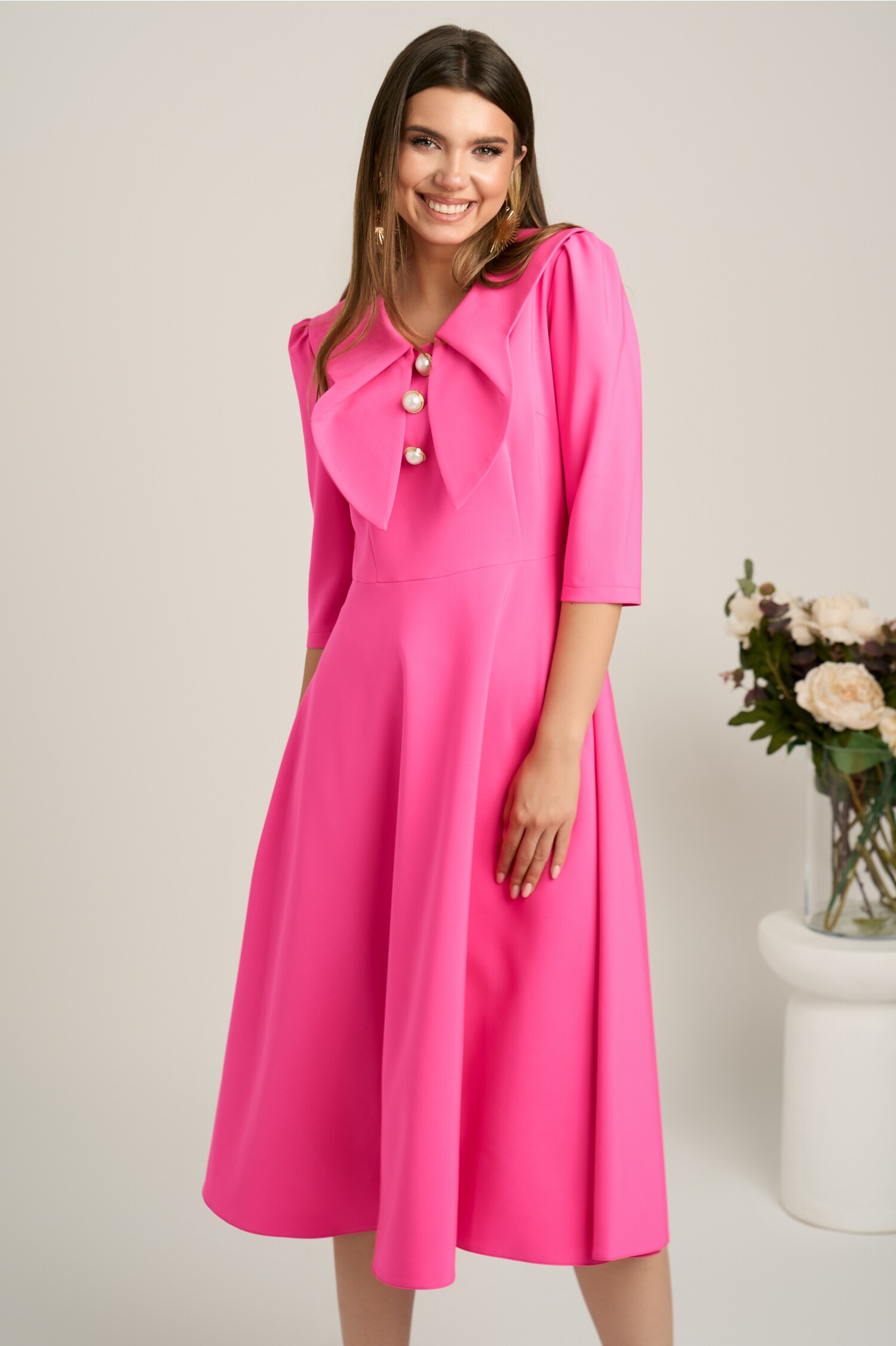 Rochie midi roz aprins clos de ocazie cu guler maxi si nasturi perluta- LaDonna