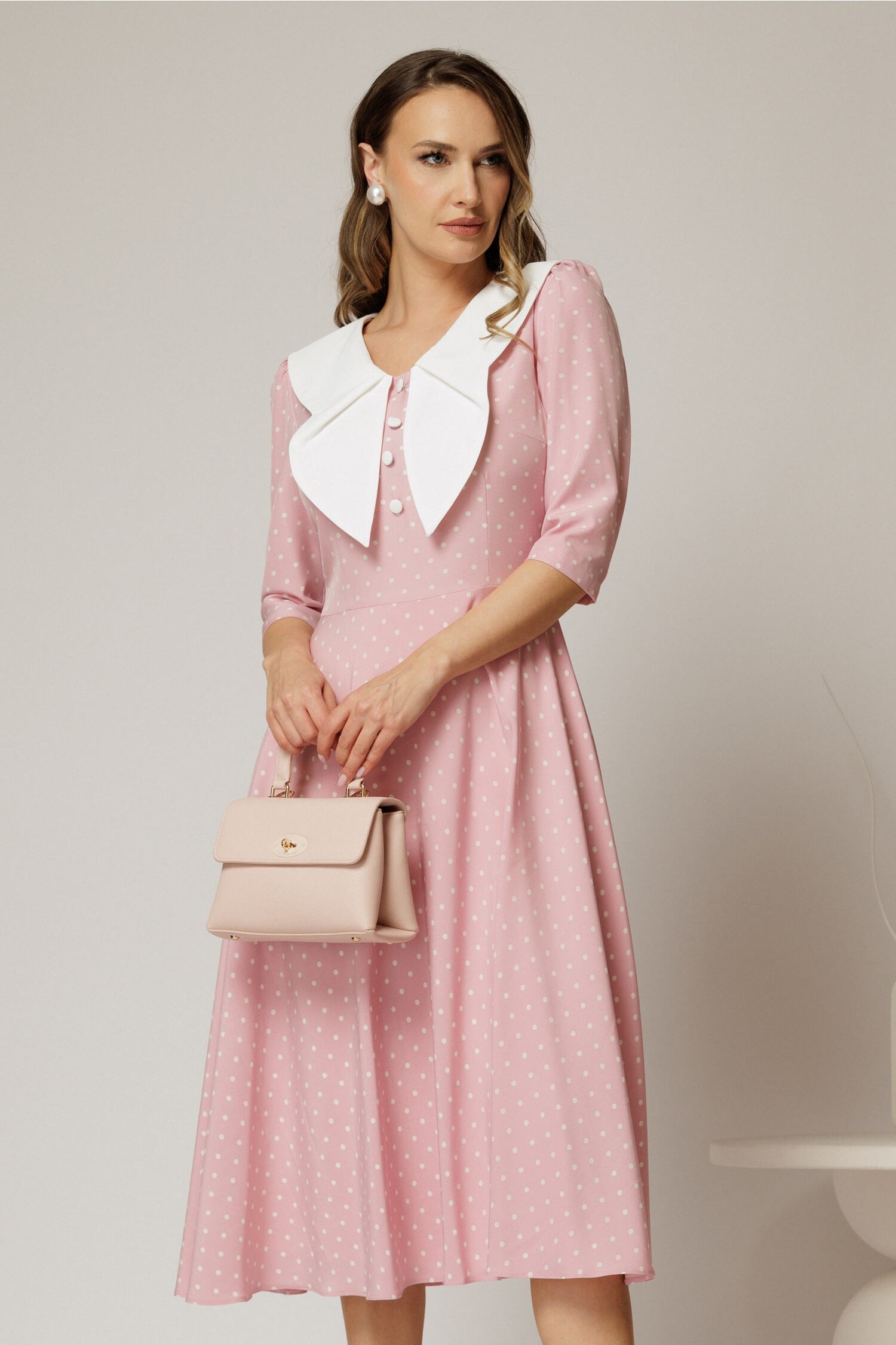 Rochie midi roz cu buline si guler amplu croi clos