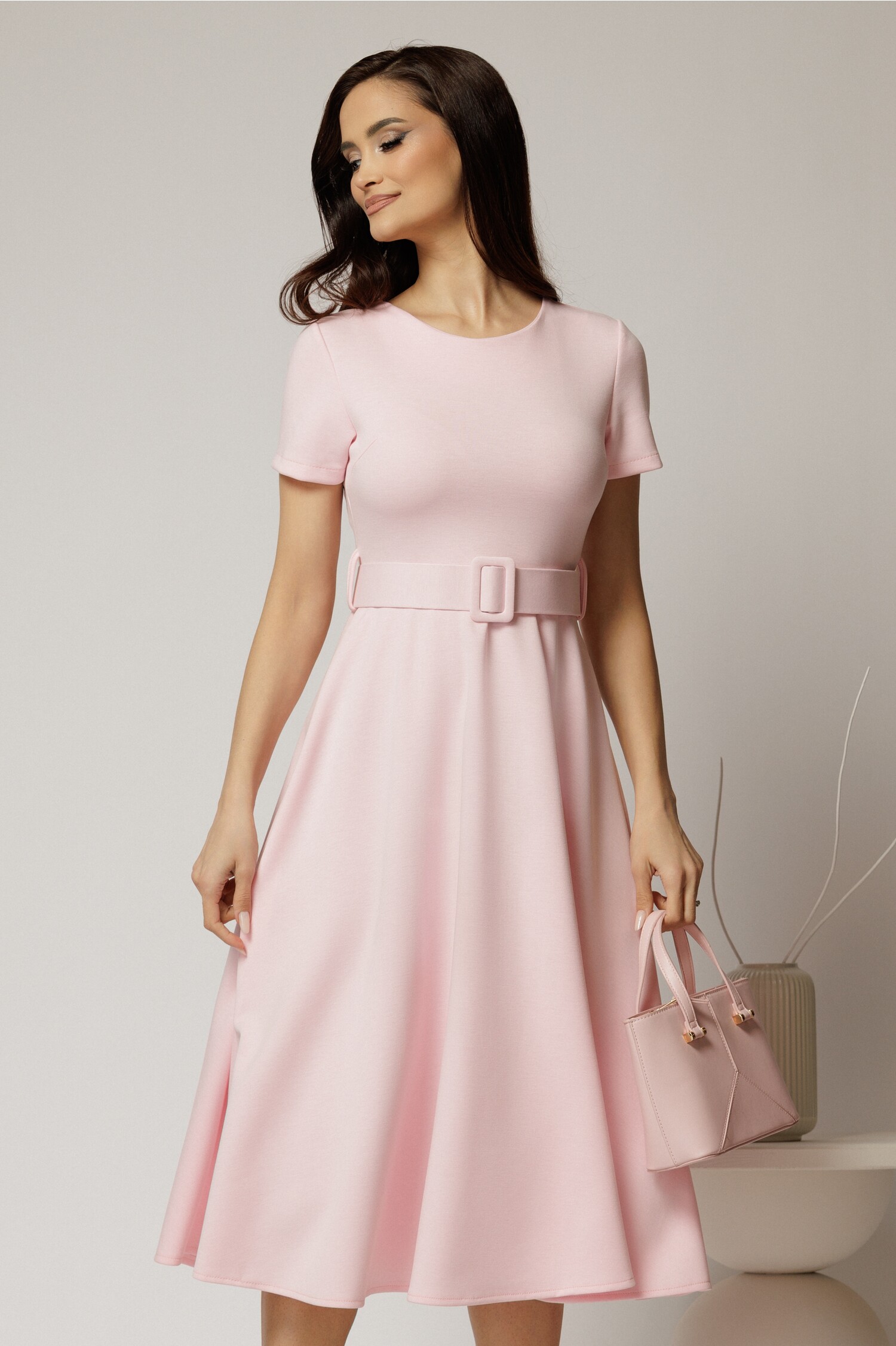 Rochie midi roz cu maneca scurta si curea in talie cu adaos de viscoza