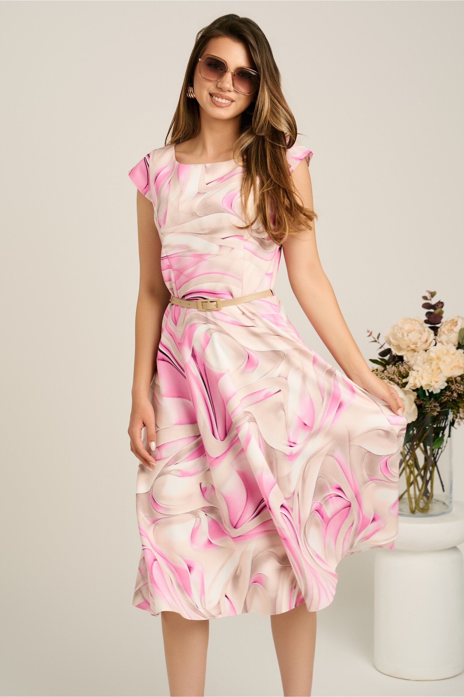 Rochie midi roz cu prin bej in clos cu buzunare si curea in talie
