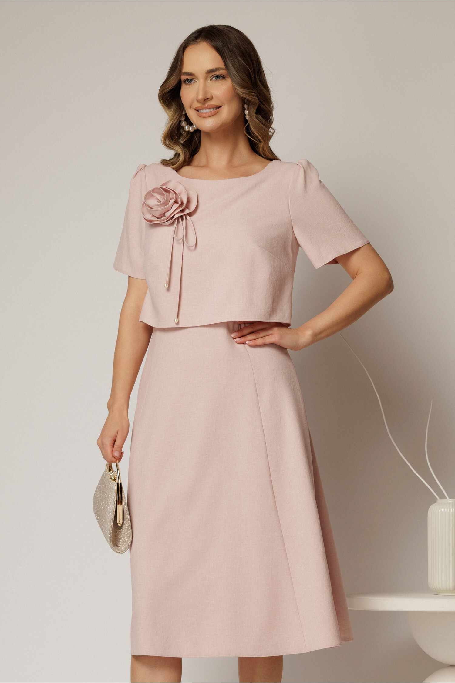Rochie midi roz de zi cu detaliu amplu floral la bust