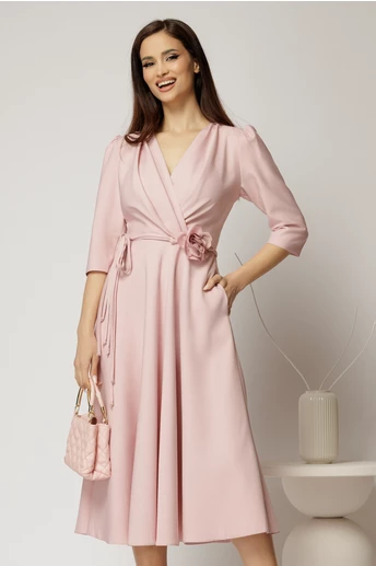 Rochie midi roz din stofa in clos cu floare in talie