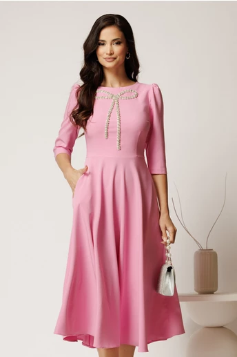 Rochie midi roz din stofa in clos cu funda si strasuri pe bust