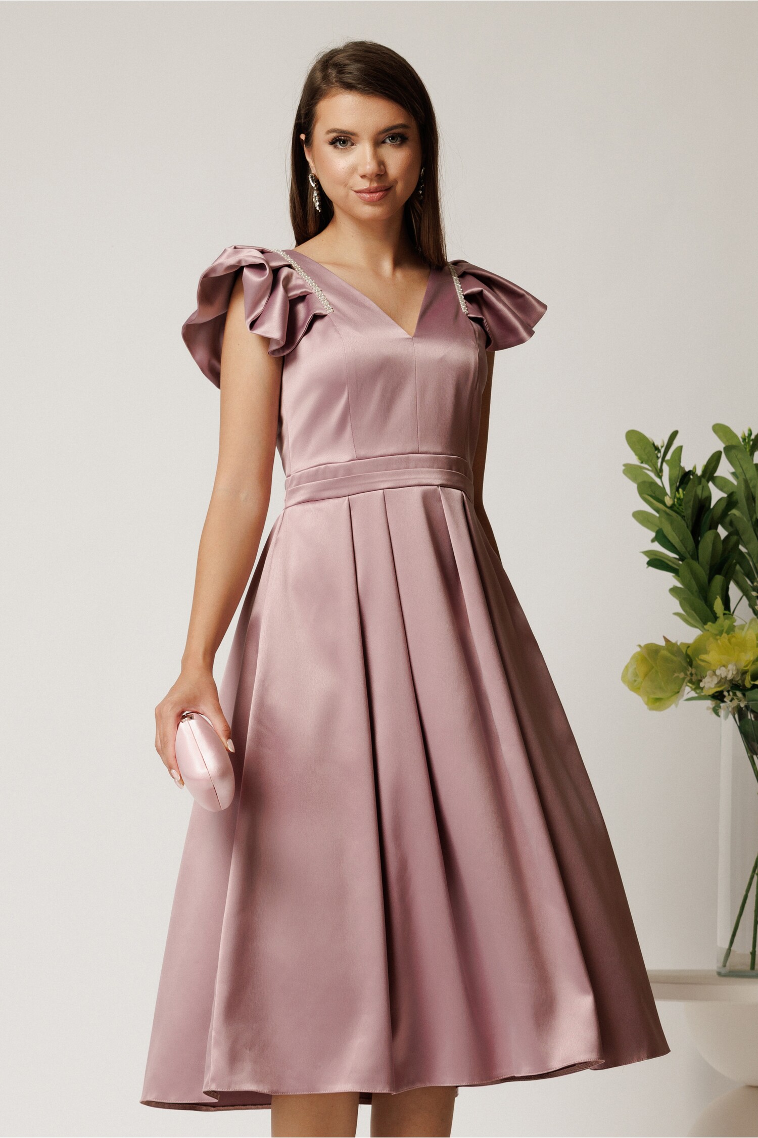 Rochie midi roz din tafta in clos cu perlute si volane la maneci