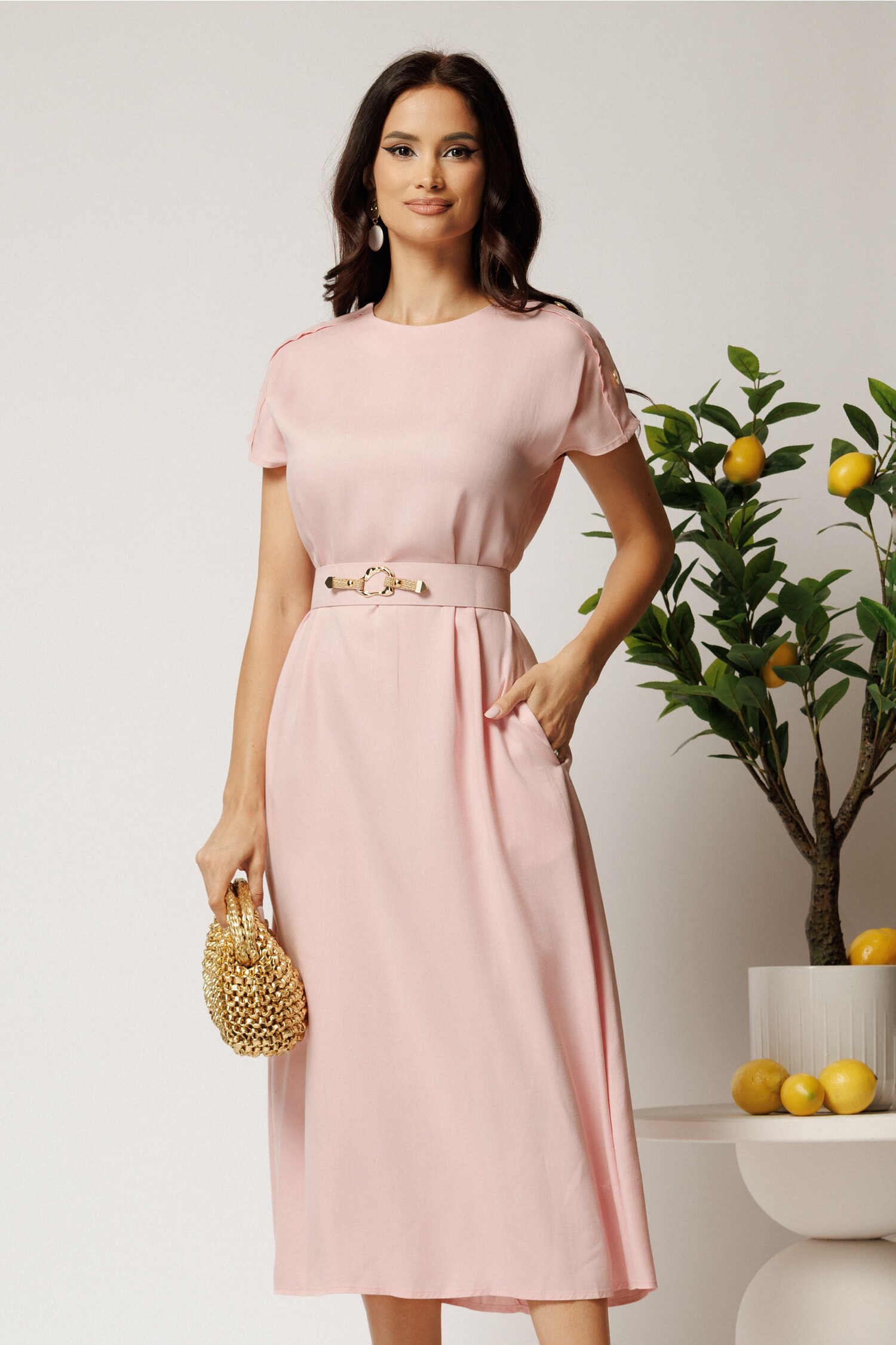 Rochie midi roz din tencel cu croi evazat si curea in talie