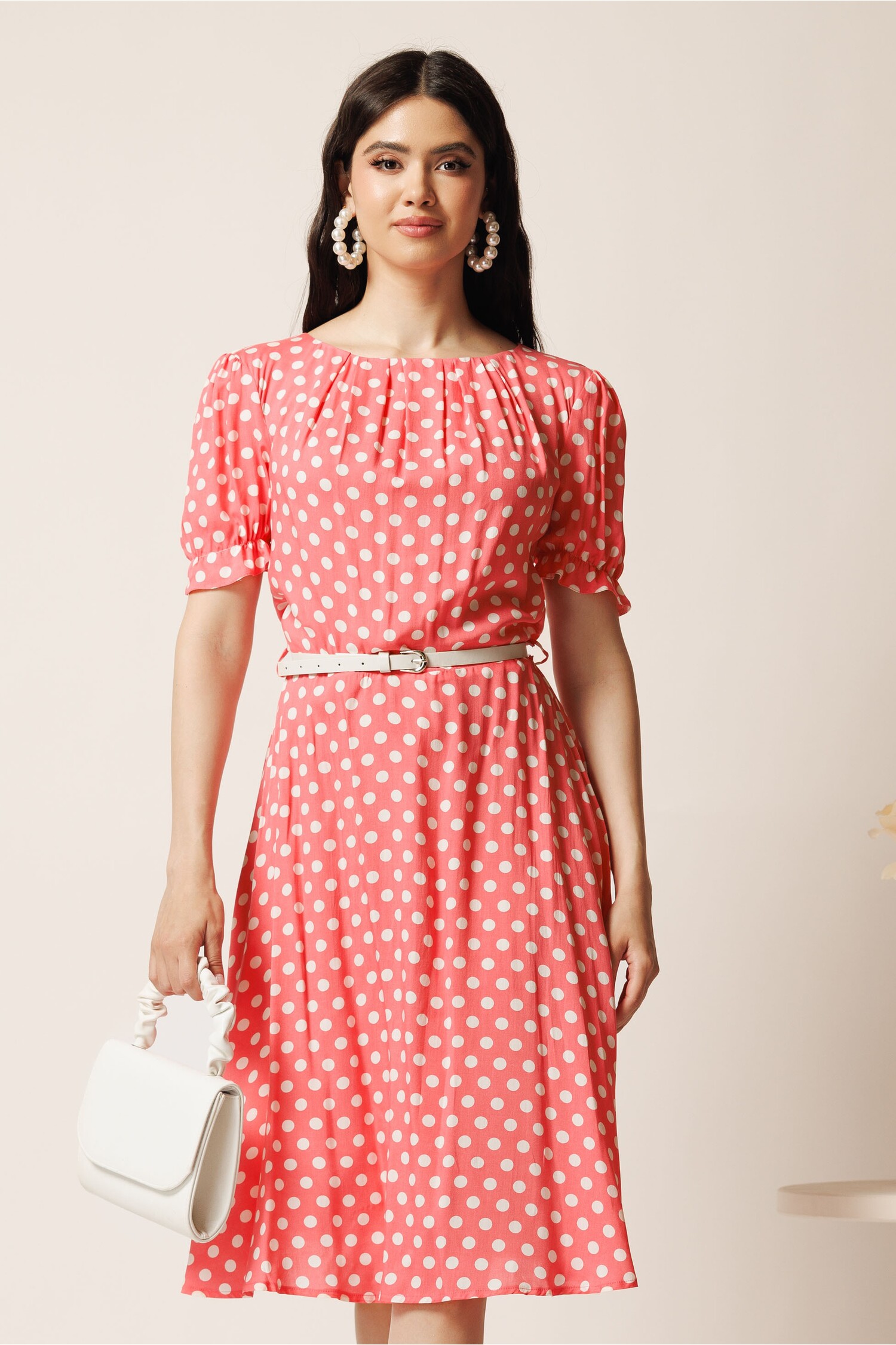 Rochie midi roz din viscoza in clos cu buline si curea in talie