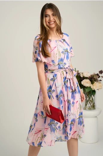 Rochie midi roz din voal cu imprimeuri floreale albastre si cordon in talie
