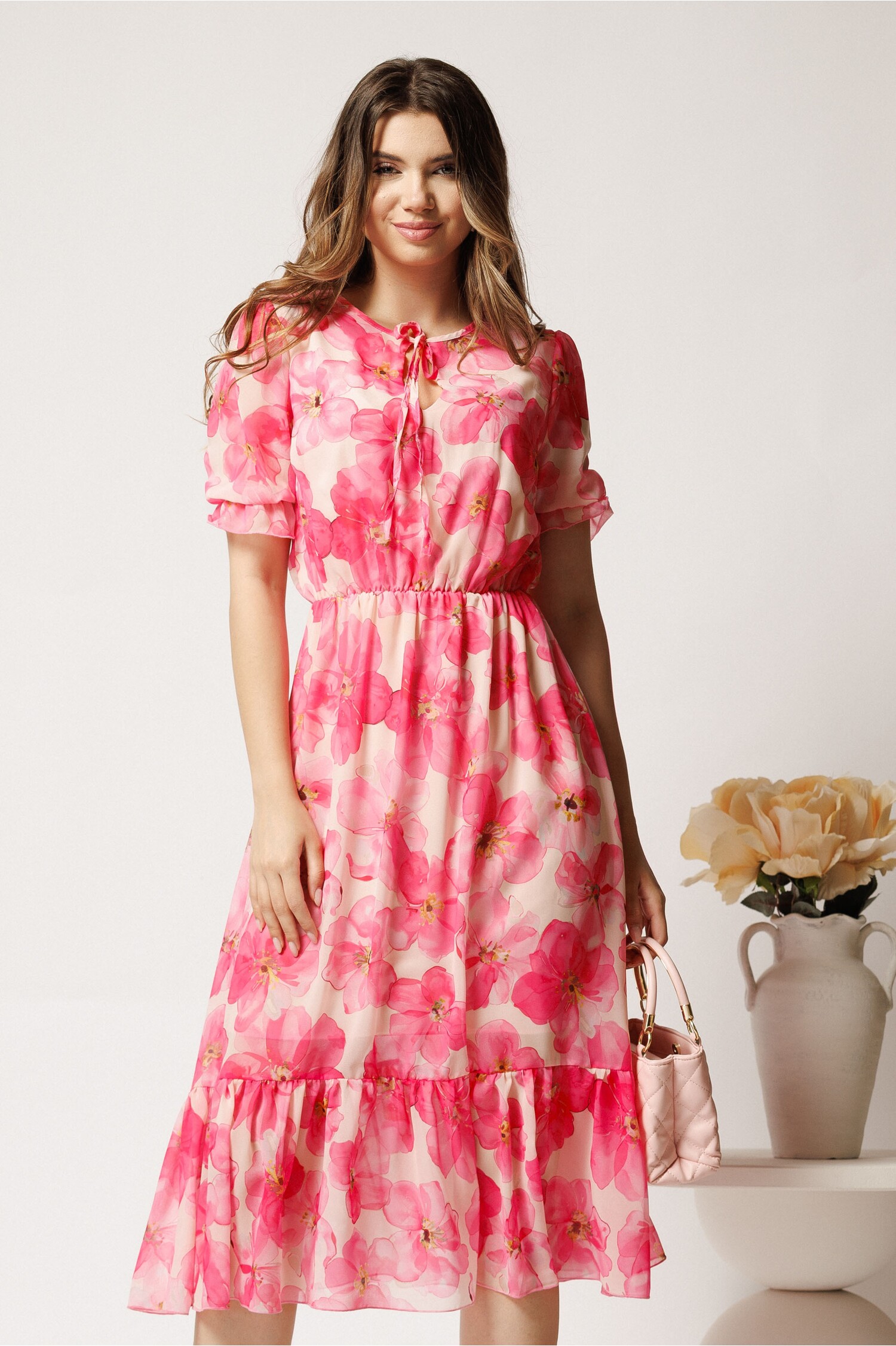 Rochie midi roz din voal in clos cu imprimeuri florale fucsia