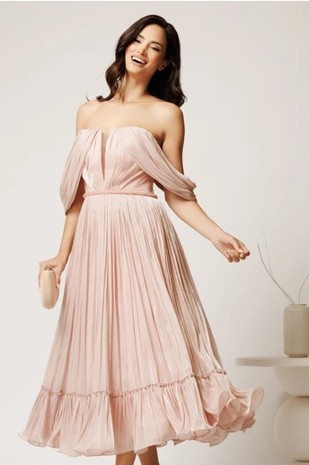 Rochie midi roz in clos din voal satinat cu aplicatii cazute pe umeri