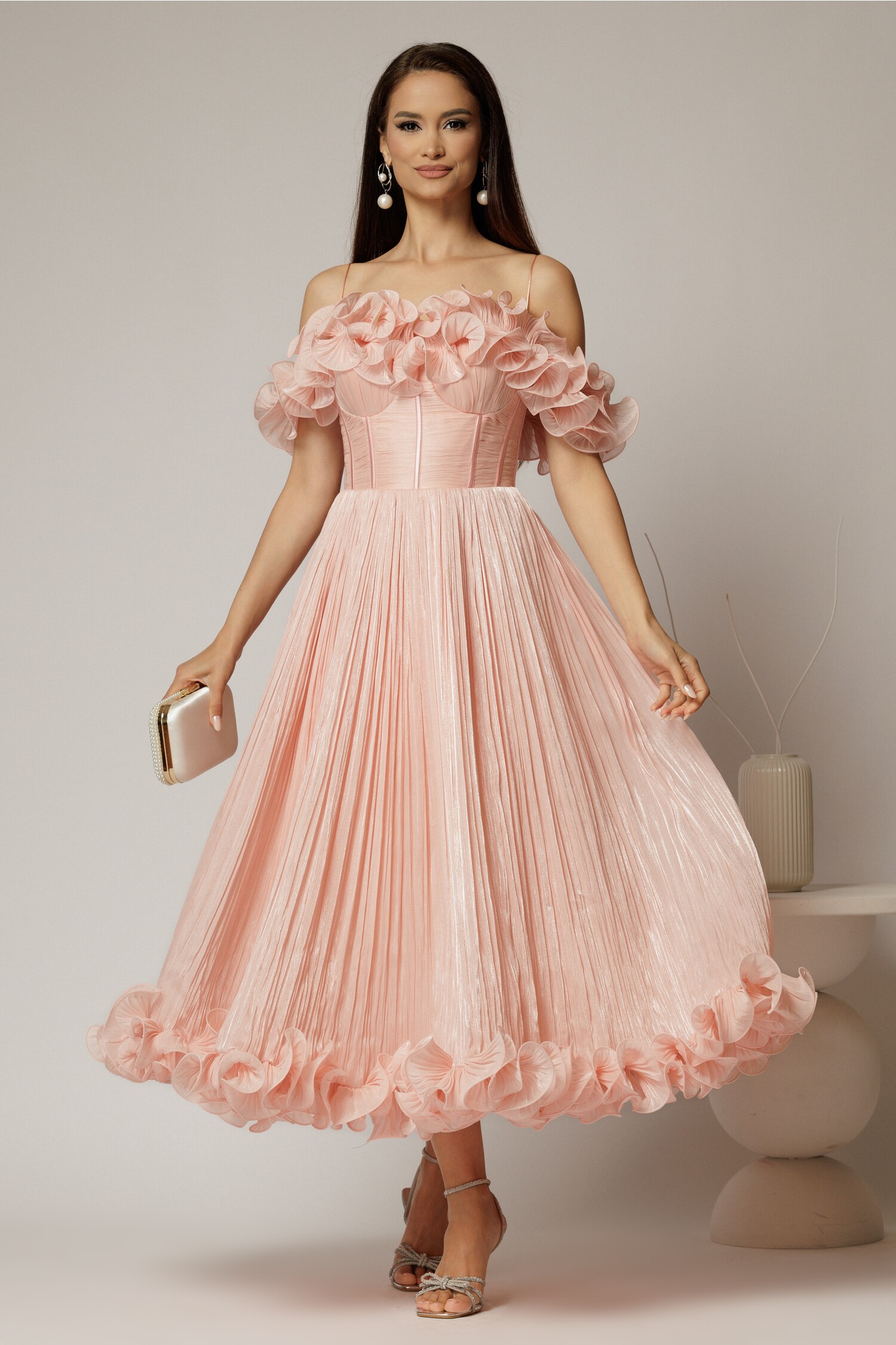 Rochie midi roz in clos din voal satinat cu volanase la bust si la baza